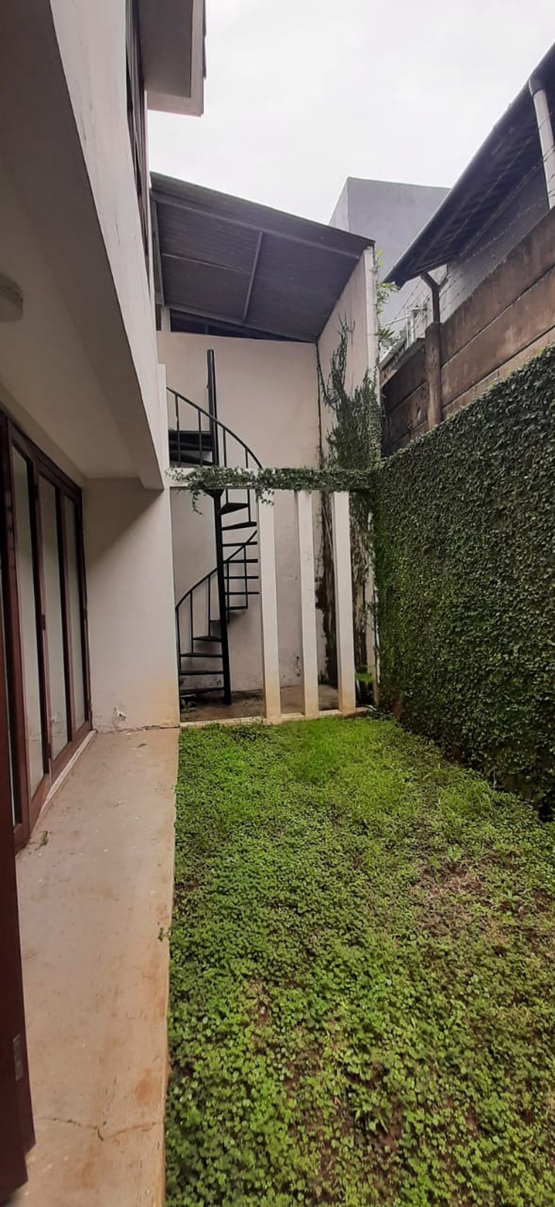 Rumah bagus, Semi furnished dalam cluster di Bintaro Sektor 9.