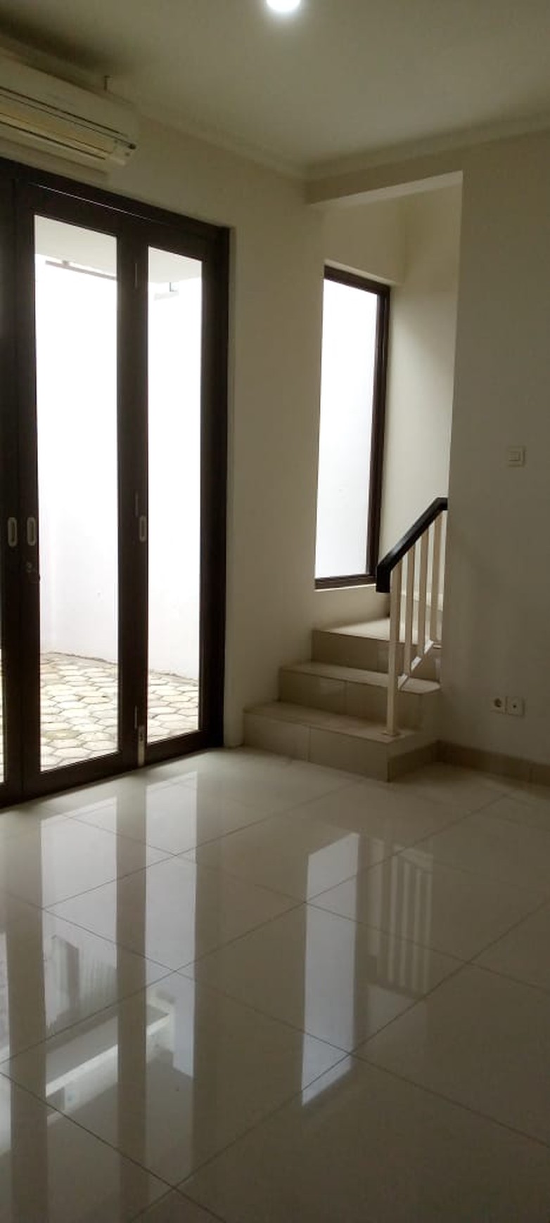 Rumah bagus, Semi furnished dalam cluster di Bintaro Sektor 9.