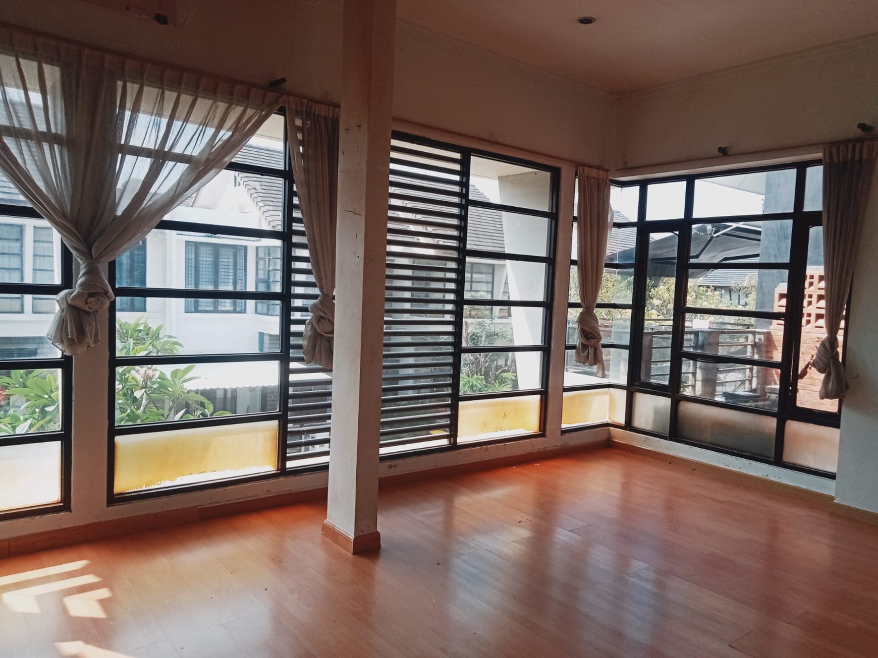 Rumah Bagu Di Emerald Residence Bintaro Jaya Sektor 9