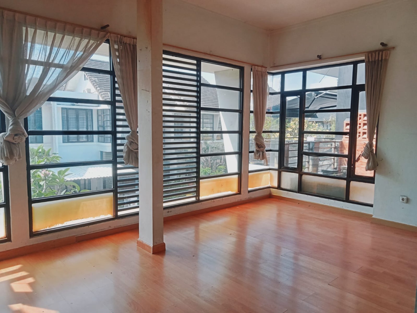 Rumah Bagu Di Emerald Residence Bintaro Jaya Sektor 9