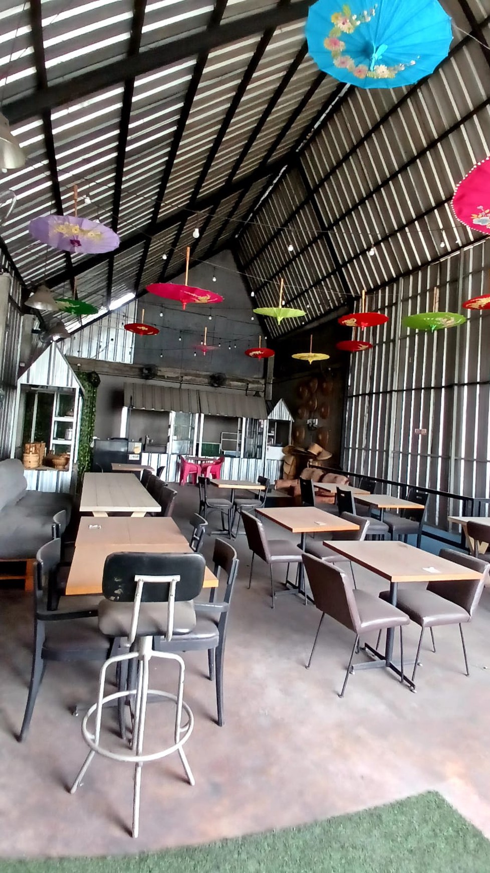 Ruko utk Usaha Cafe n Resto, Full furnished, Lokasi strategis daerah Commersil.