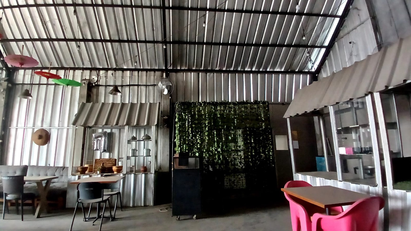 Ruko utk Usaha Cafe n Resto, Full furnished, Lokasi strategis daerah Commersil.