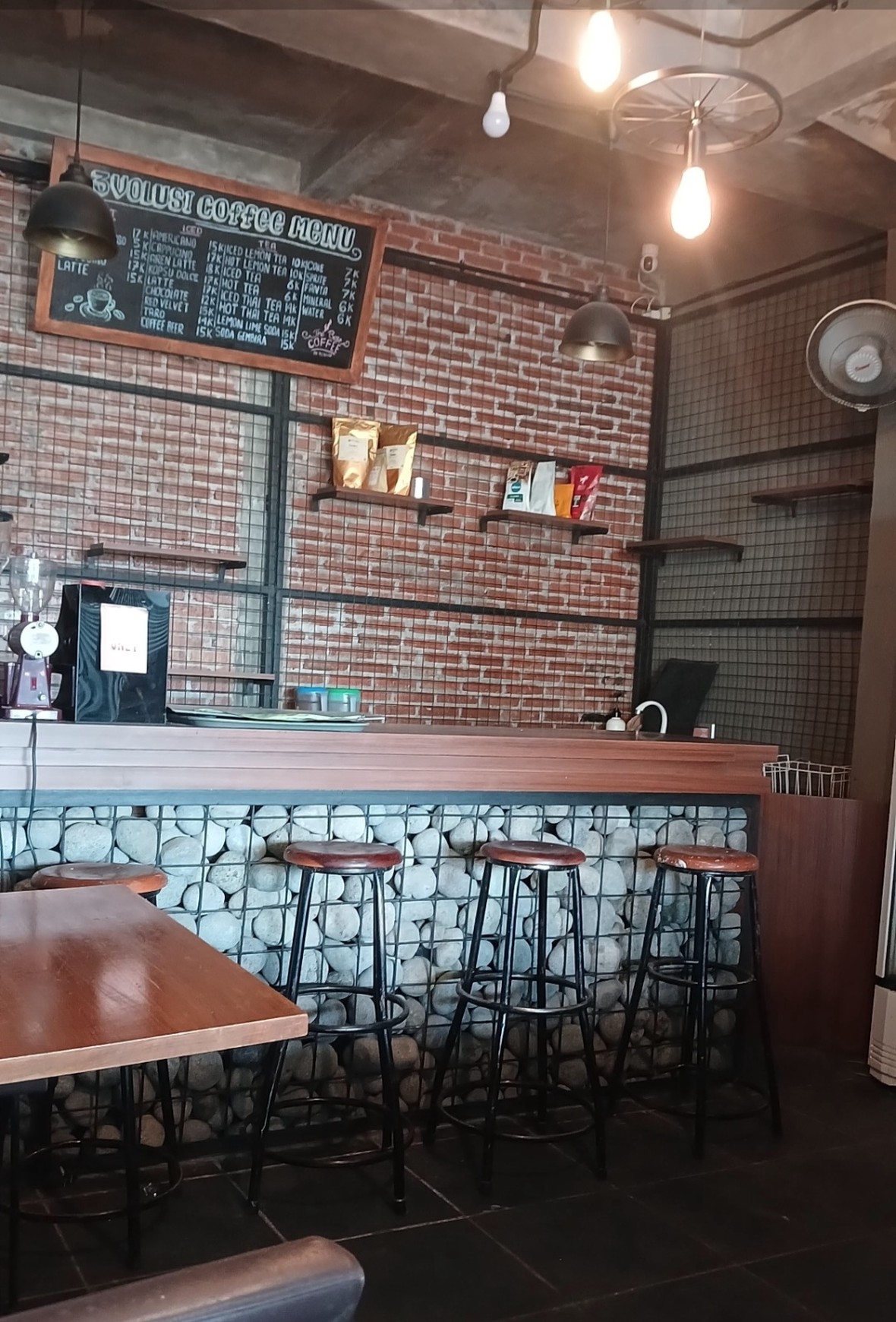 Ruko utk Usaha Cafe n Resto, Full furnished, Lokasi strategis daerah Commersil.