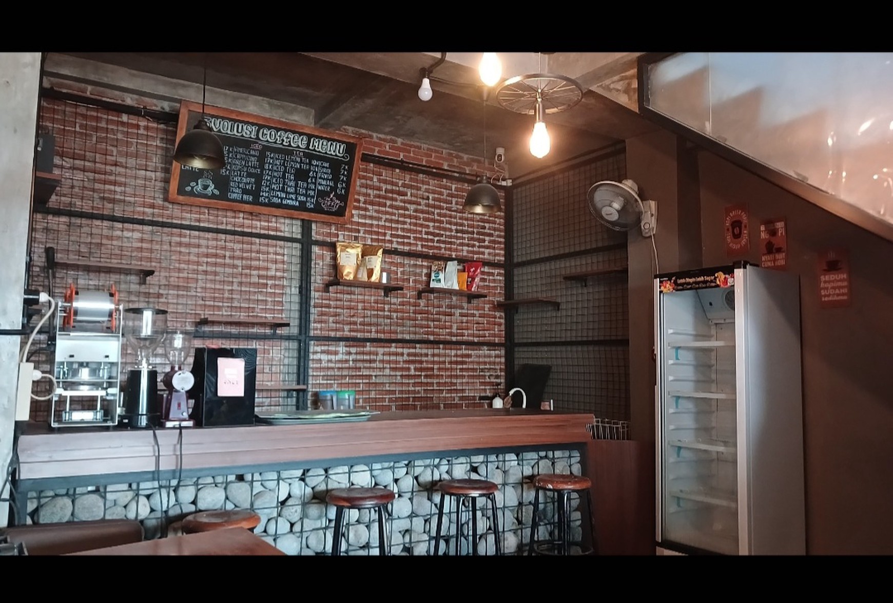 Ruko utk Usaha Cafe n Resto, Full furnished, Lokasi strategis daerah Commersil.