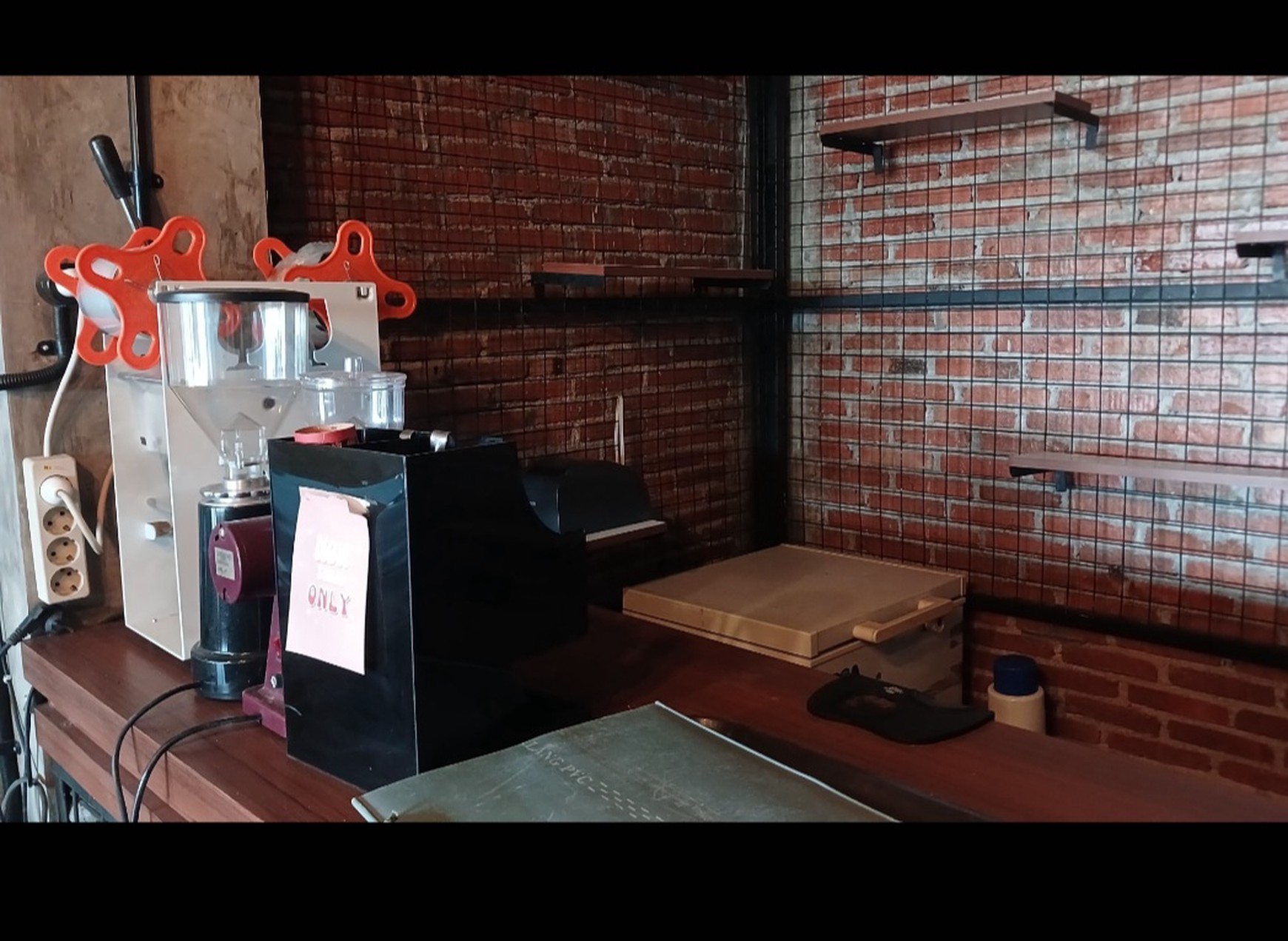 Ruko utk Usaha Cafe n Resto, Full furnished, Lokasi strategis daerah Commersil.