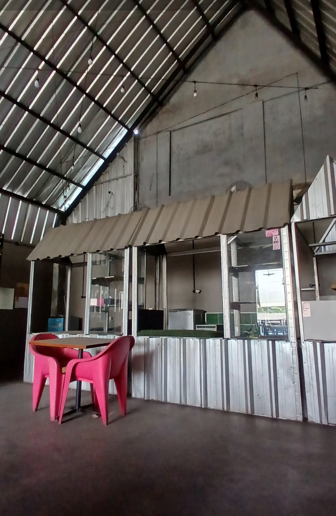 Ruko utk Usaha Cafe n Resto, Full furnished, Lokasi strategis daerah Commersil.