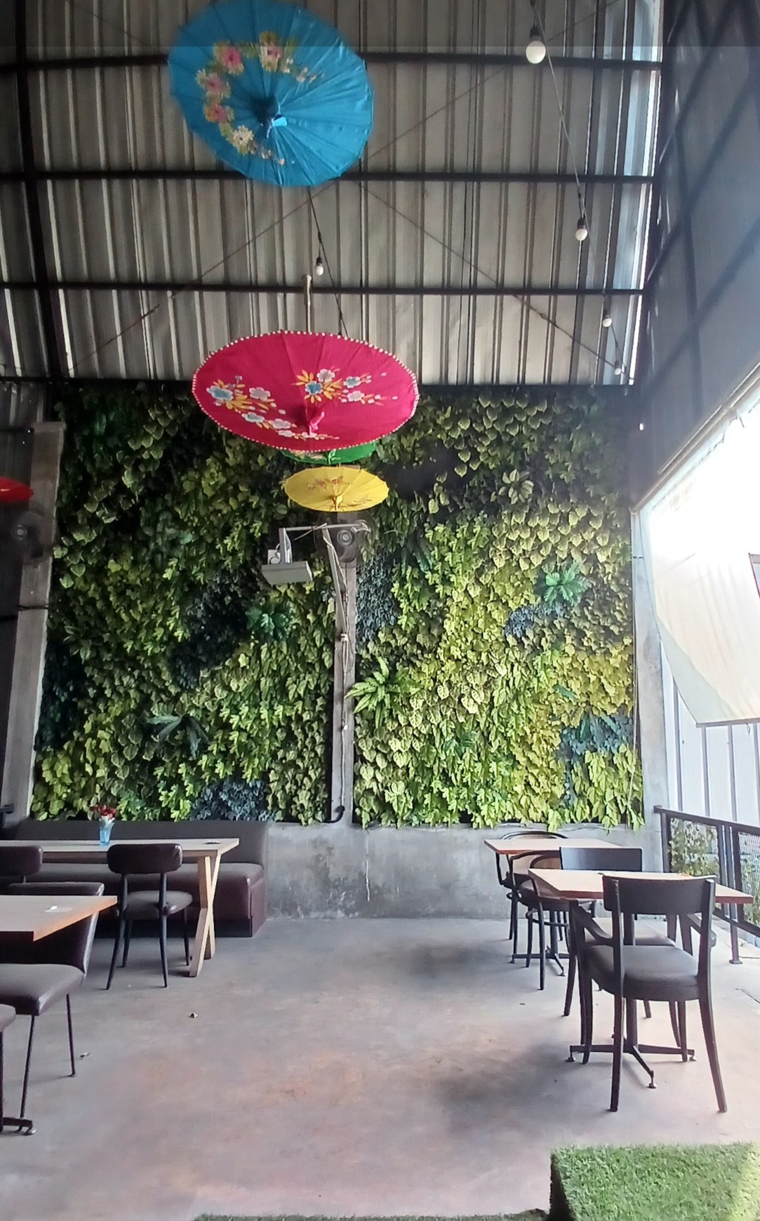 Ruko utk Usaha Cafe n Resto, Full furnished, Lokasi strategis daerah Commersil.