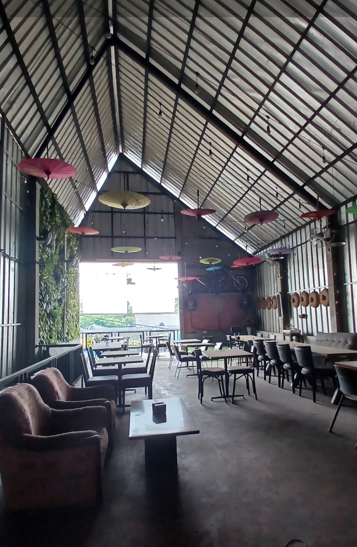 Ruko utk Usaha Cafe n Resto, Full furnished, Lokasi strategis daerah Commersil.