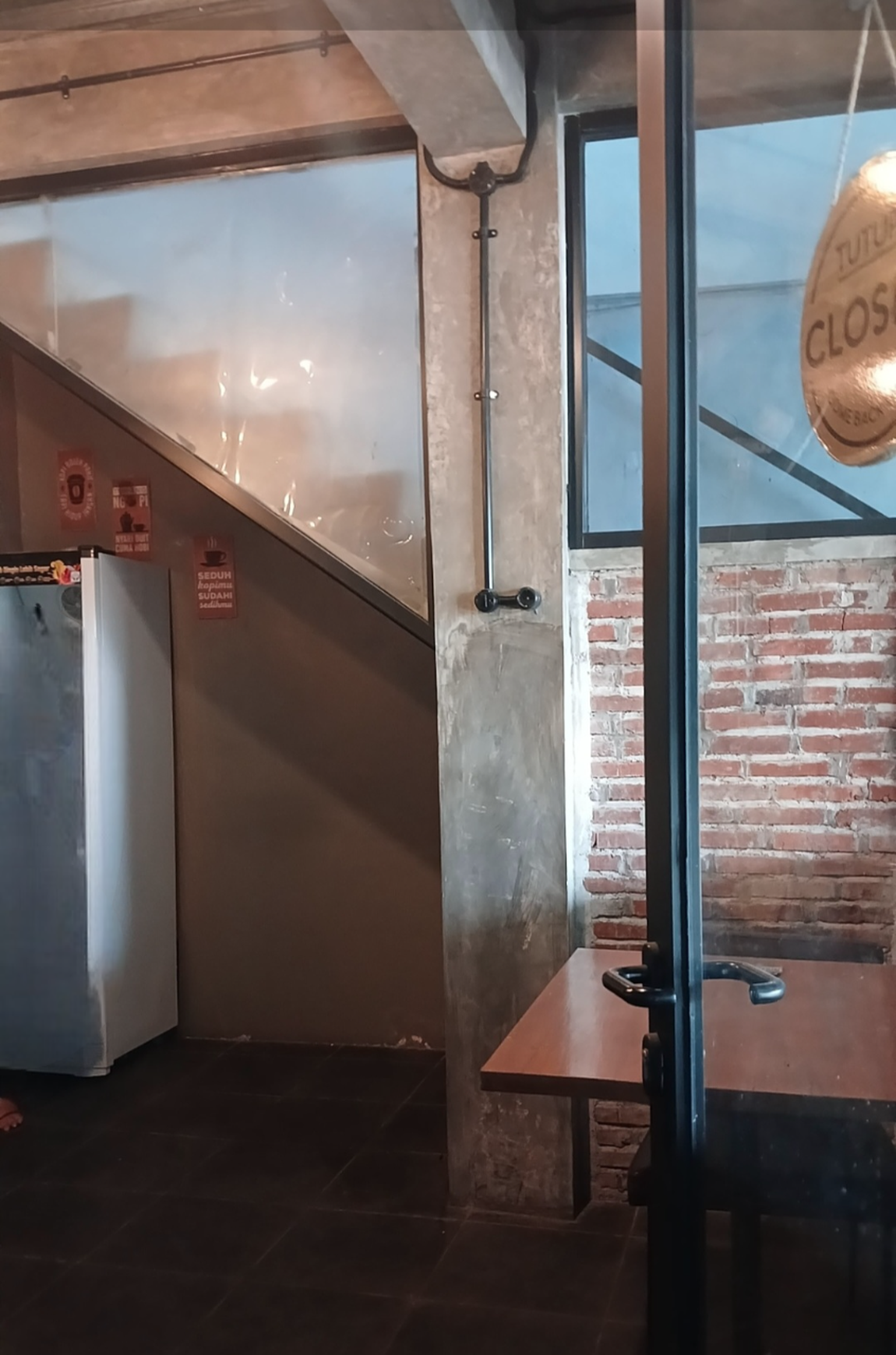 Ruko utk Usaha Cafe n Resto, Full furnished, Lokasi strategis daerah Commersil.