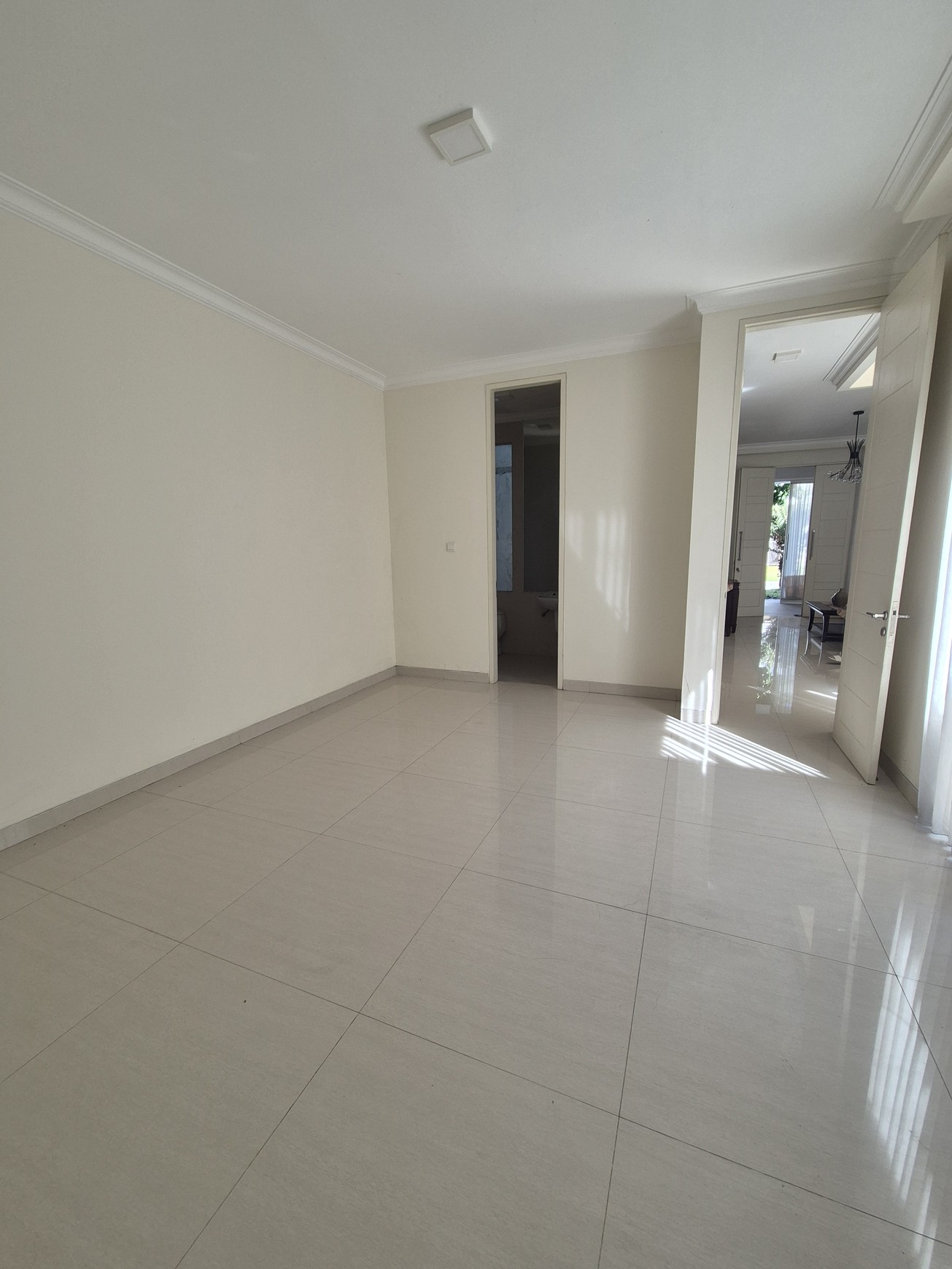 Dijual Rumah MODERN SEMI FURNISHED MINIMALIS SIAP HUNI di Cluster Long Beach, Pakuwon City Surabaya Timur