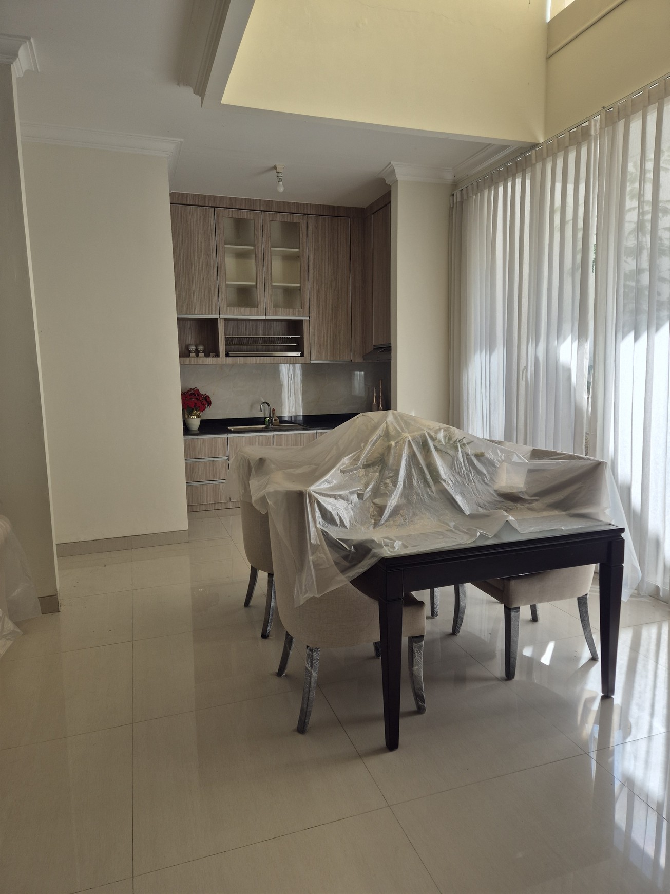 Dijual Rumah MODERN SEMI FURNISHED MINIMALIS SIAP HUNI di Cluster Long Beach, Pakuwon City Surabaya Timur