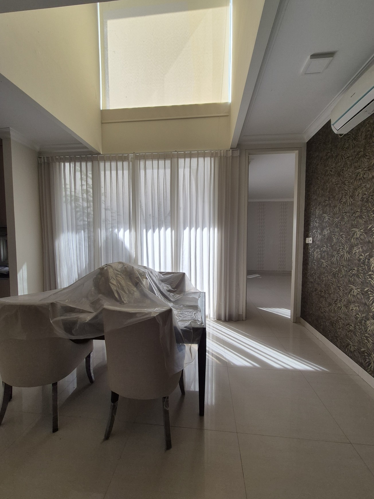 Dijual Rumah MODERN SEMI FURNISHED MINIMALIS SIAP HUNI di Cluster Long Beach, Pakuwon City Surabaya Timur