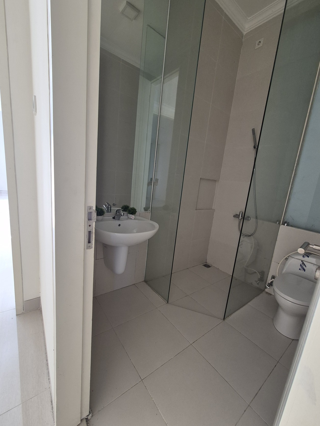 Dijual Rumah MODERN SEMI FURNISHED MINIMALIS SIAP HUNI di Cluster Long Beach, Pakuwon City Surabaya Timur