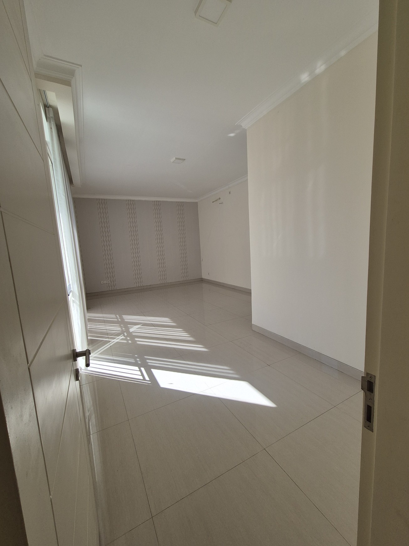 Dijual Rumah MODERN SEMI FURNISHED MINIMALIS SIAP HUNI di Cluster Long Beach, Pakuwon City Surabaya Timur