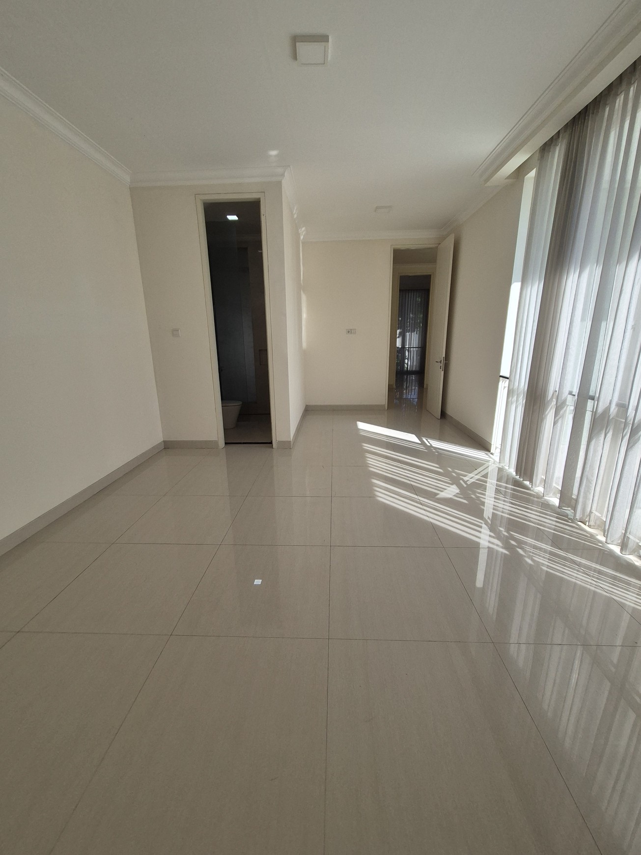 Dijual Rumah MODERN SEMI FURNISHED MINIMALIS SIAP HUNI di Cluster Long Beach, Pakuwon City Surabaya Timur
