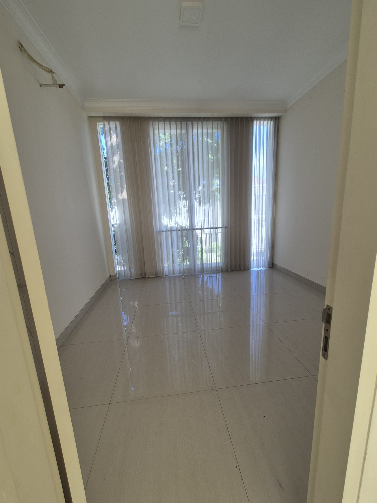 Dijual Rumah MODERN SEMI FURNISHED MINIMALIS SIAP HUNI di Cluster Long Beach, Pakuwon City Surabaya Timur