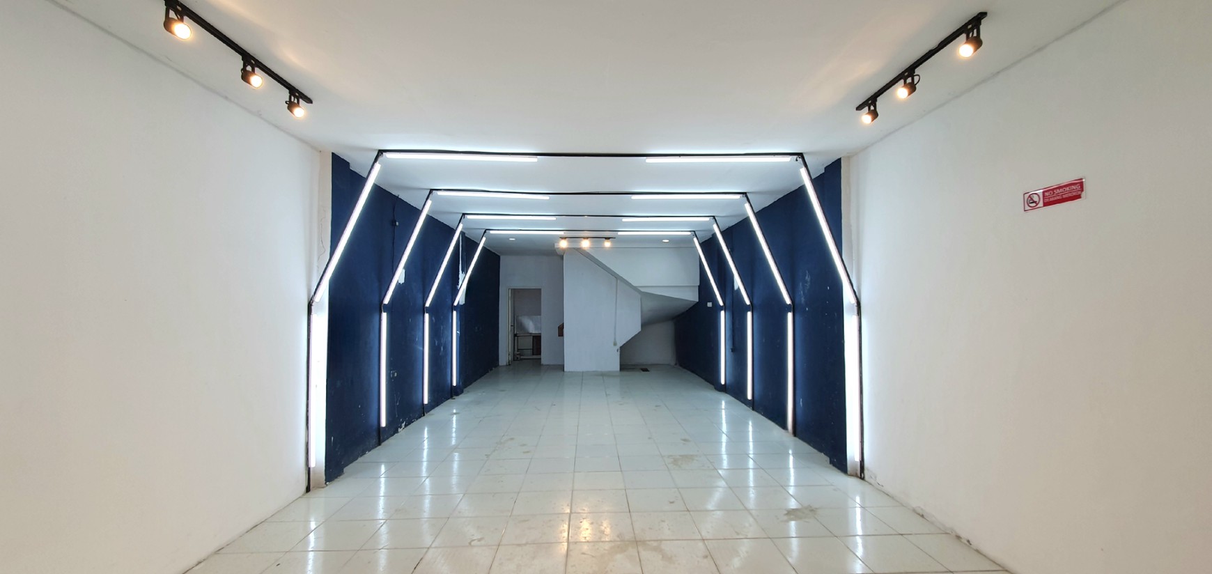 New fresh look!! Dengan pencahayaan dramatis dan futuristik. Ruko Kelapa Hibrida Kelapa Gading, 4,5x16m2