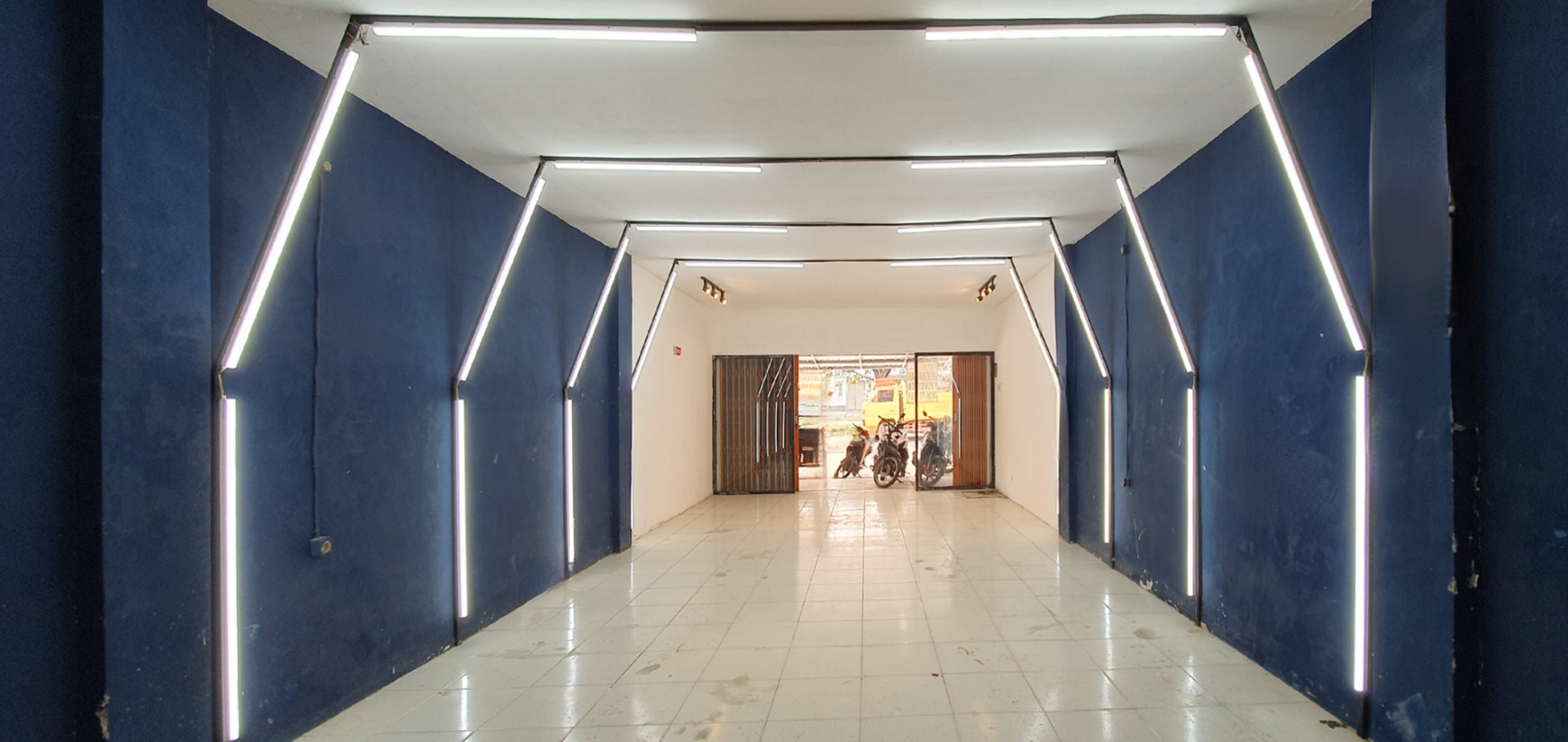New fresh look!! Dengan pencahayaan dramatis dan futuristik. Ruko Kelapa Hibrida Kelapa Gading, 4,5x16m2