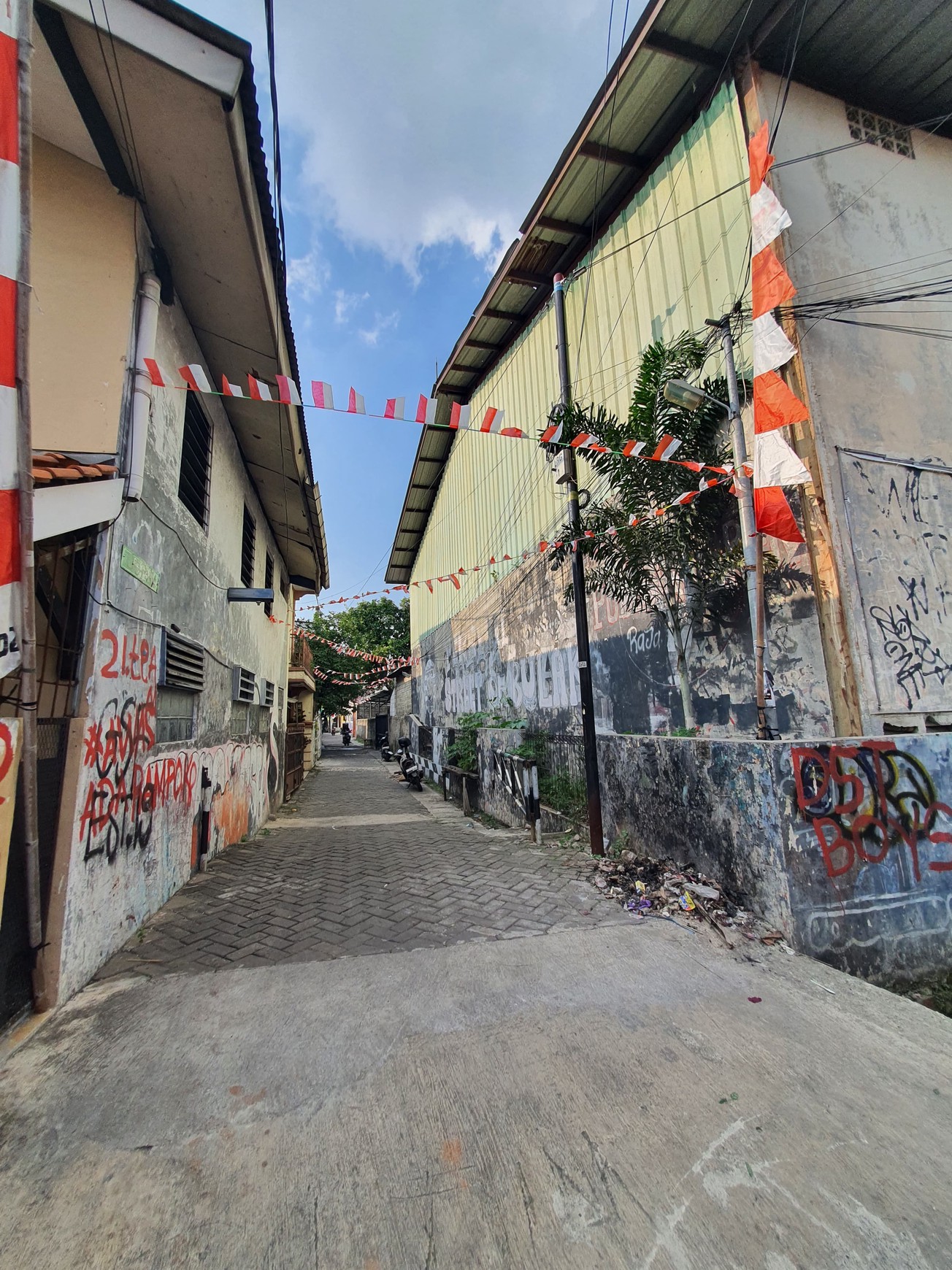 DiJual Gudang dengan Area Parkir Luas @Cipadu, Larangan.