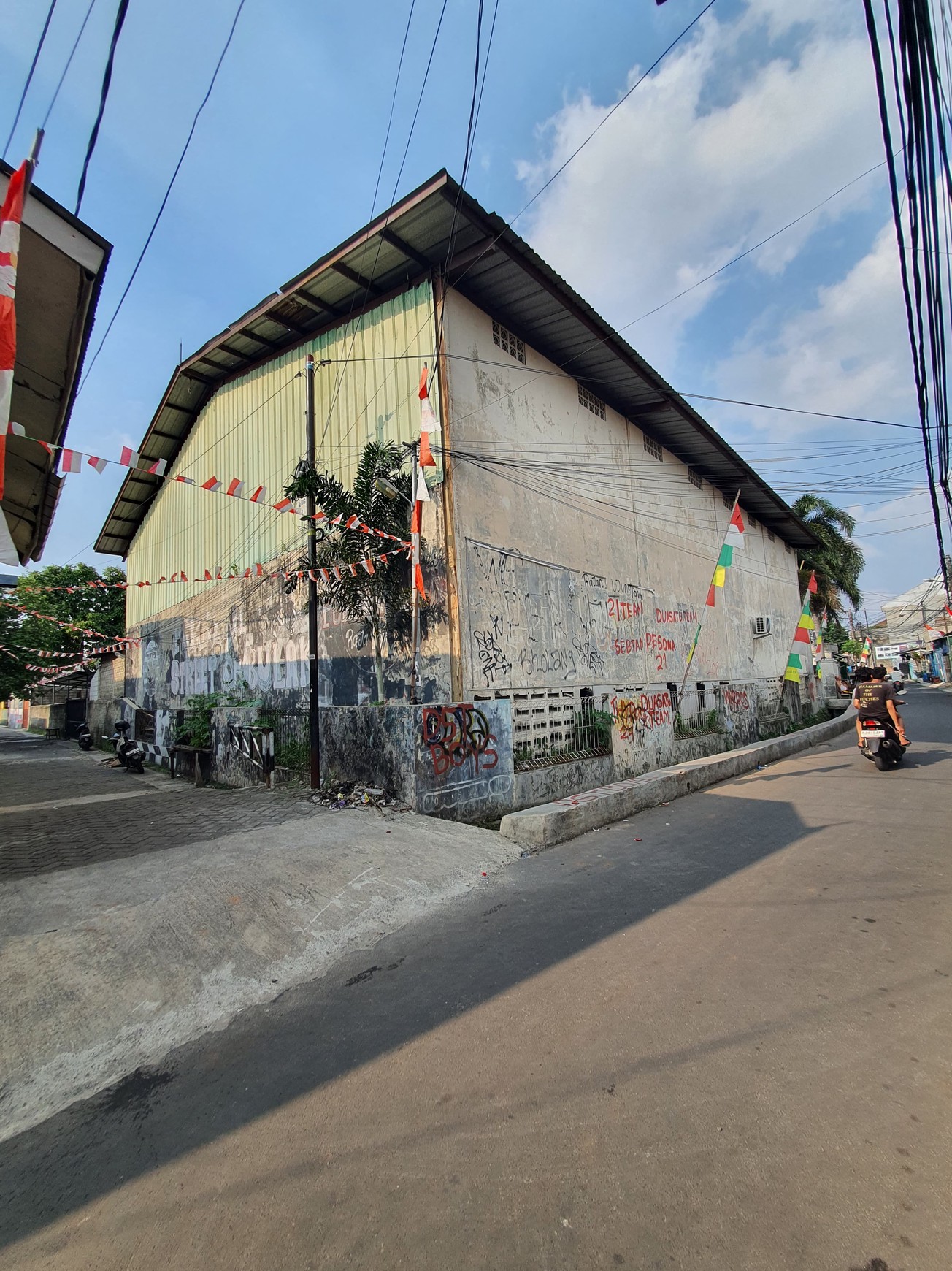 DiJual Gudang dengan Area Parkir Luas @Cipadu, Larangan.