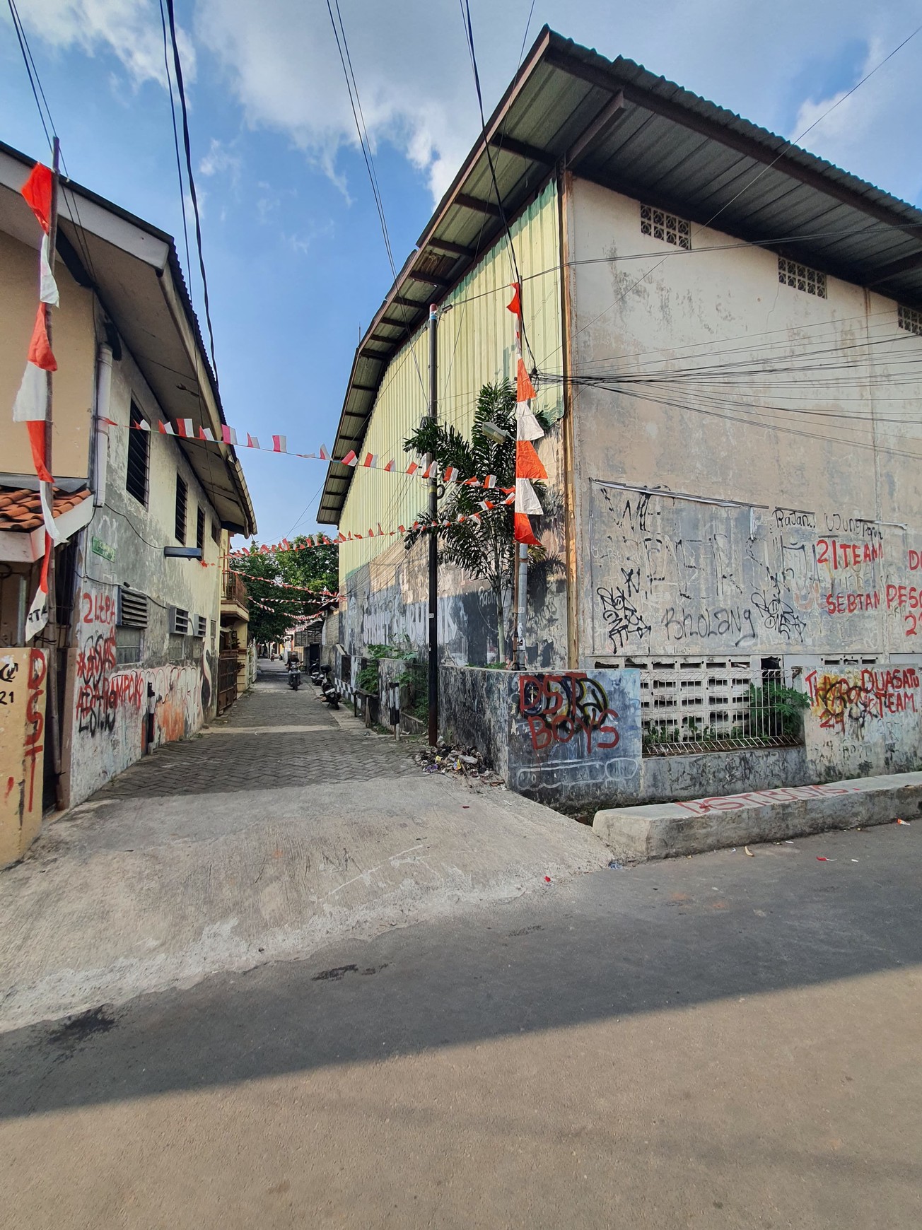 DiJual Gudang dengan Area Parkir Luas @Cipadu, Larangan.
