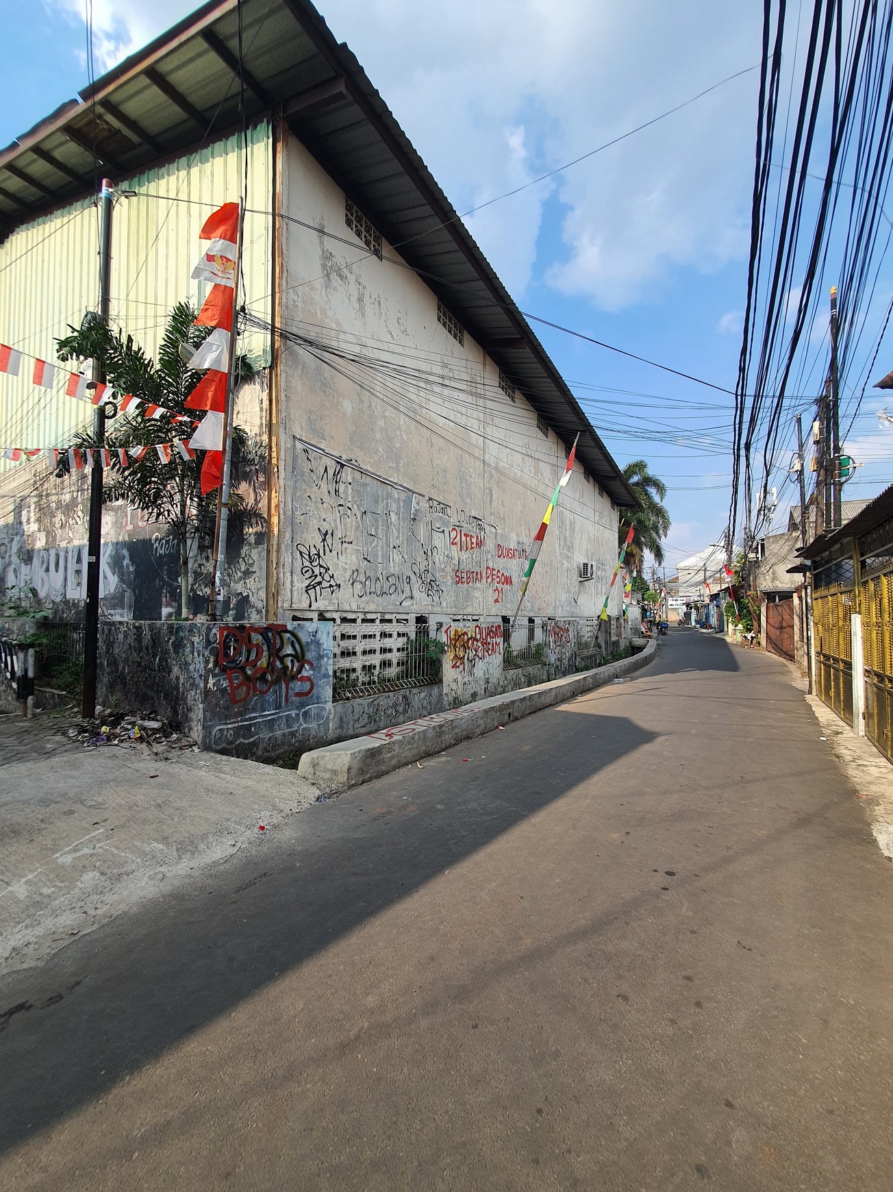 DiJual Gudang dengan Area Parkir Luas @Cipadu, Larangan.