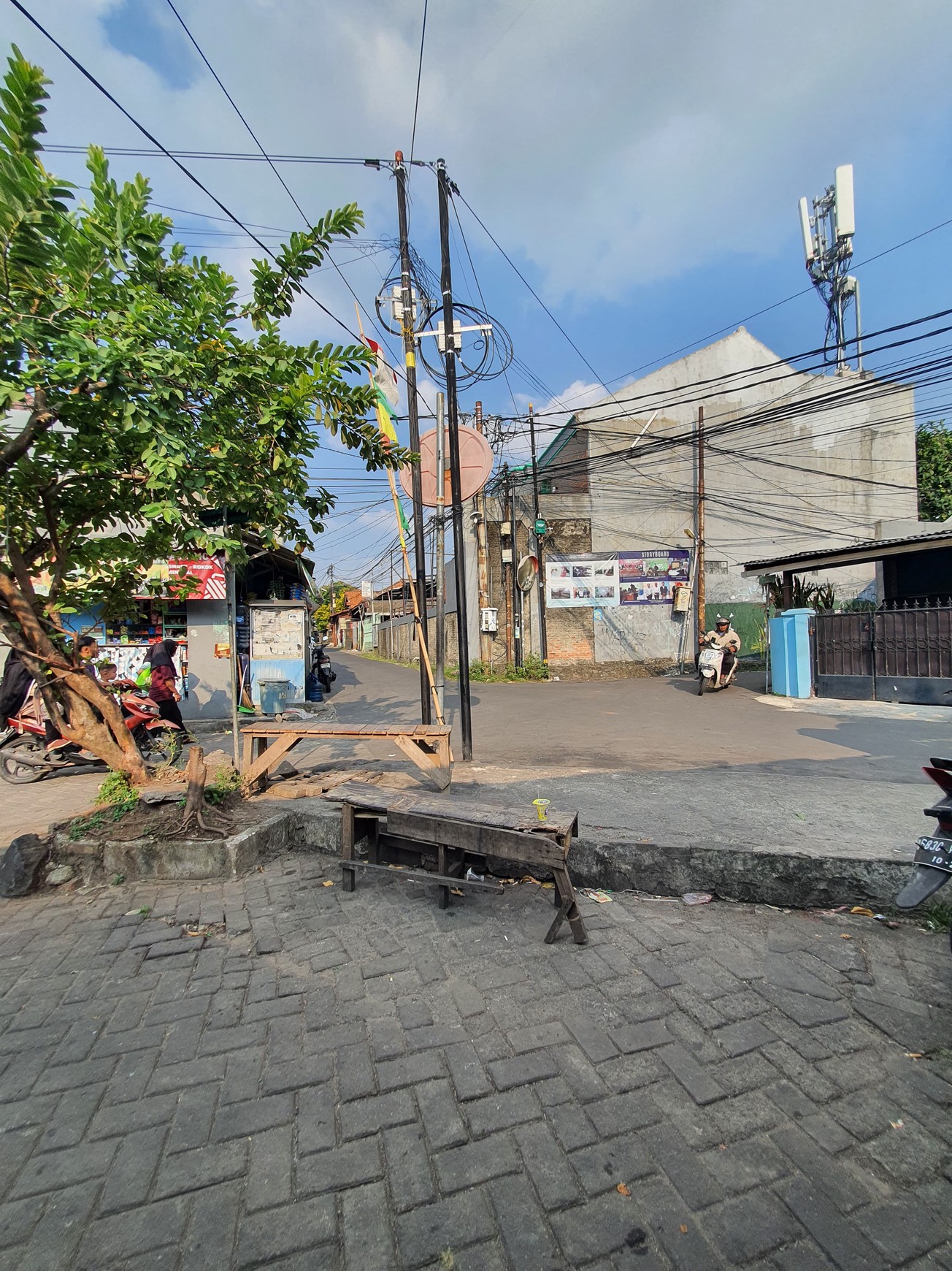 DiJual Gudang dengan Area Parkir Luas @Cipadu, Larangan.
