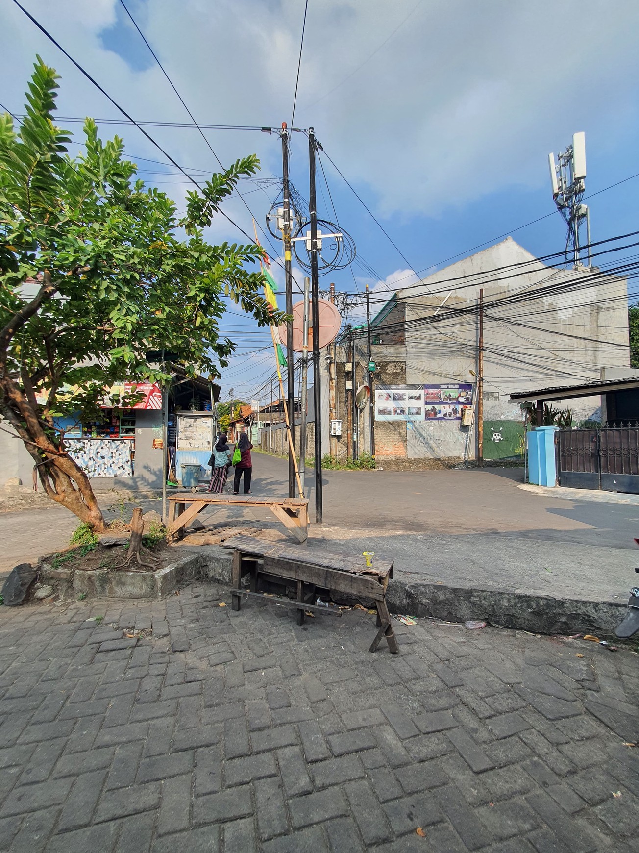 DiJual Gudang dengan Area Parkir Luas @Cipadu, Larangan.