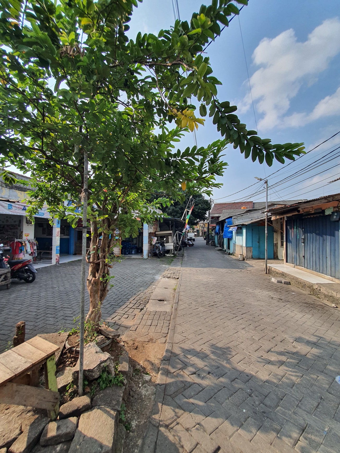DiJual Gudang dengan Area Parkir Luas @Cipadu, Larangan.