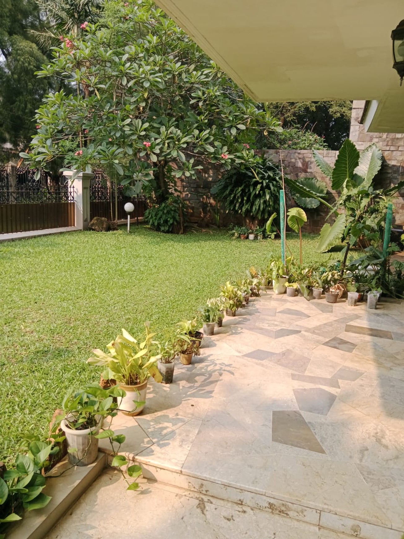 RUMAH CANTIK DI KAWASAN SENAYAN