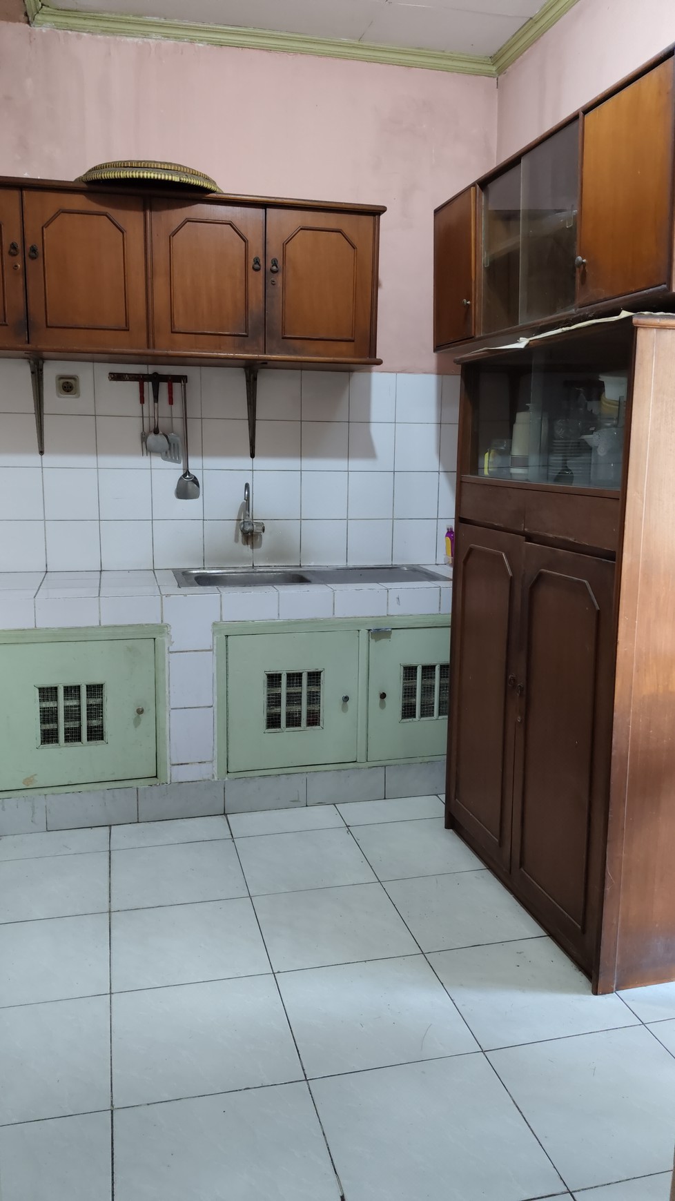 Rumah 2 Lantai di Jakarta Selatan dengan KT 5+1 KM 4+1 sudah SHM