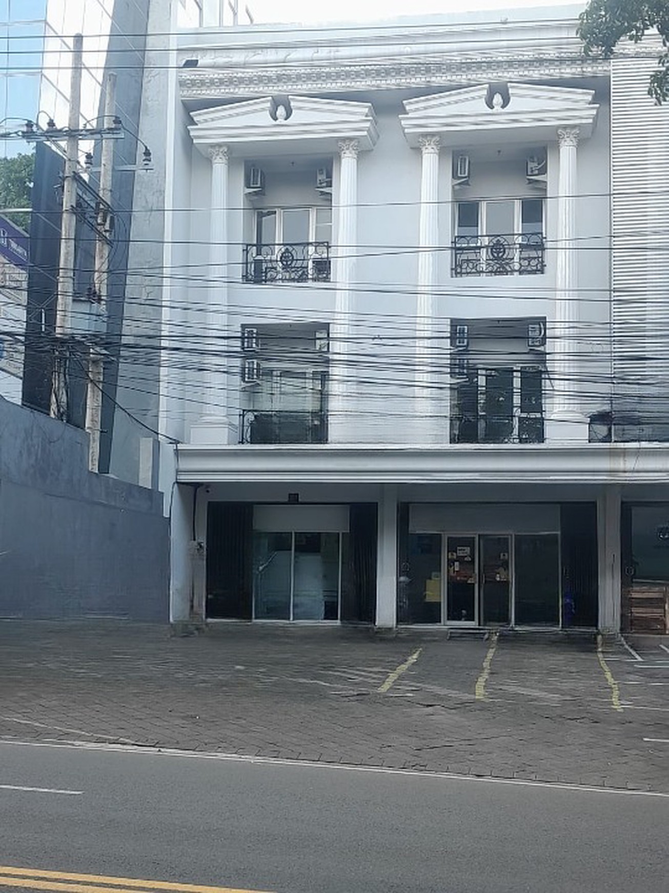 Ruko Jejer strategis disewakan di Jalan Tumenggung Suryo, Jalan Poros Propinsi, dekat sekolah dan perkantoran, ex Adira Finance Malang