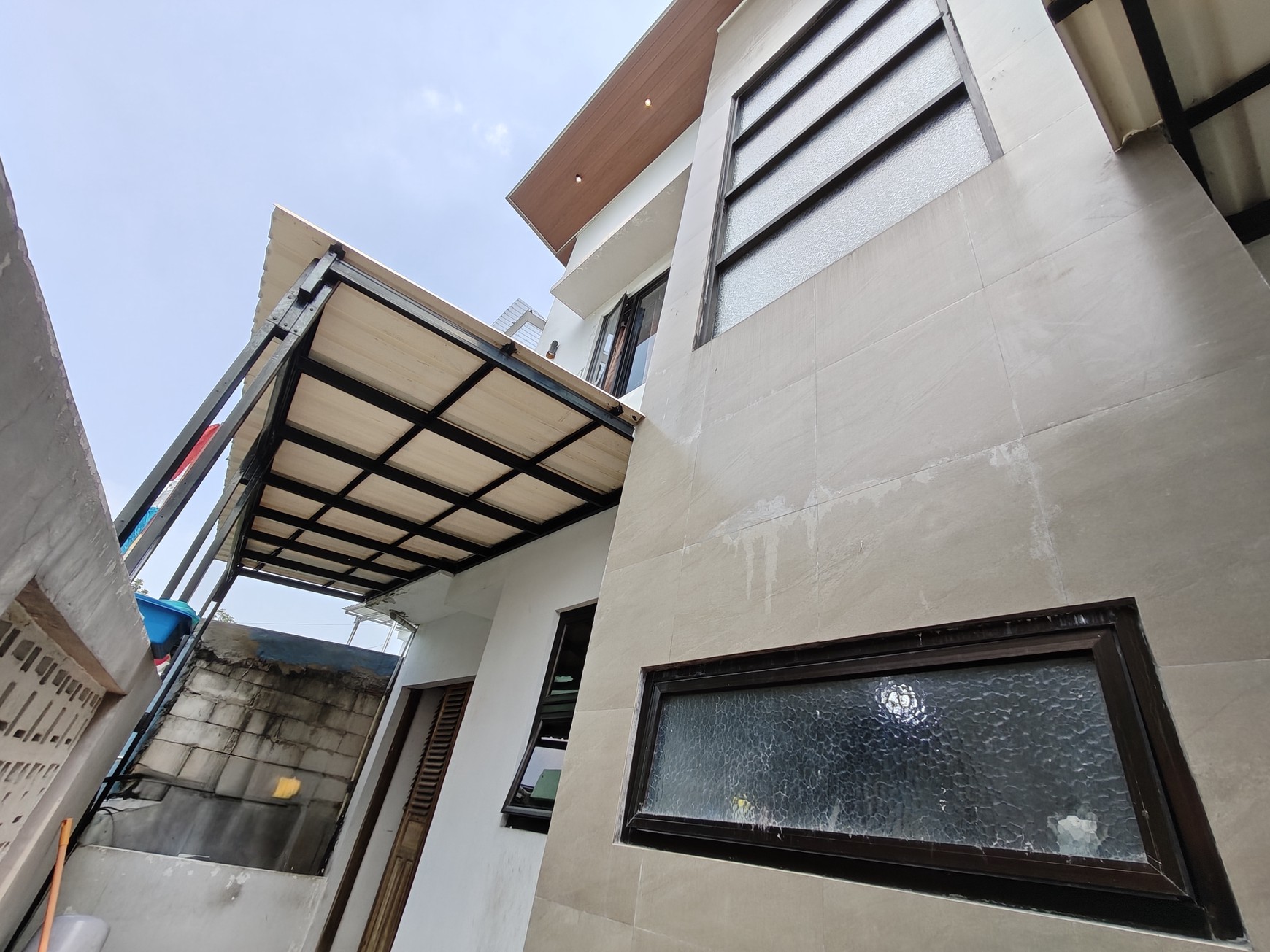 Rumah siap huni 2 lantai dengan 4 kamar tidur daerah Pasar rebo Jakarta Timur