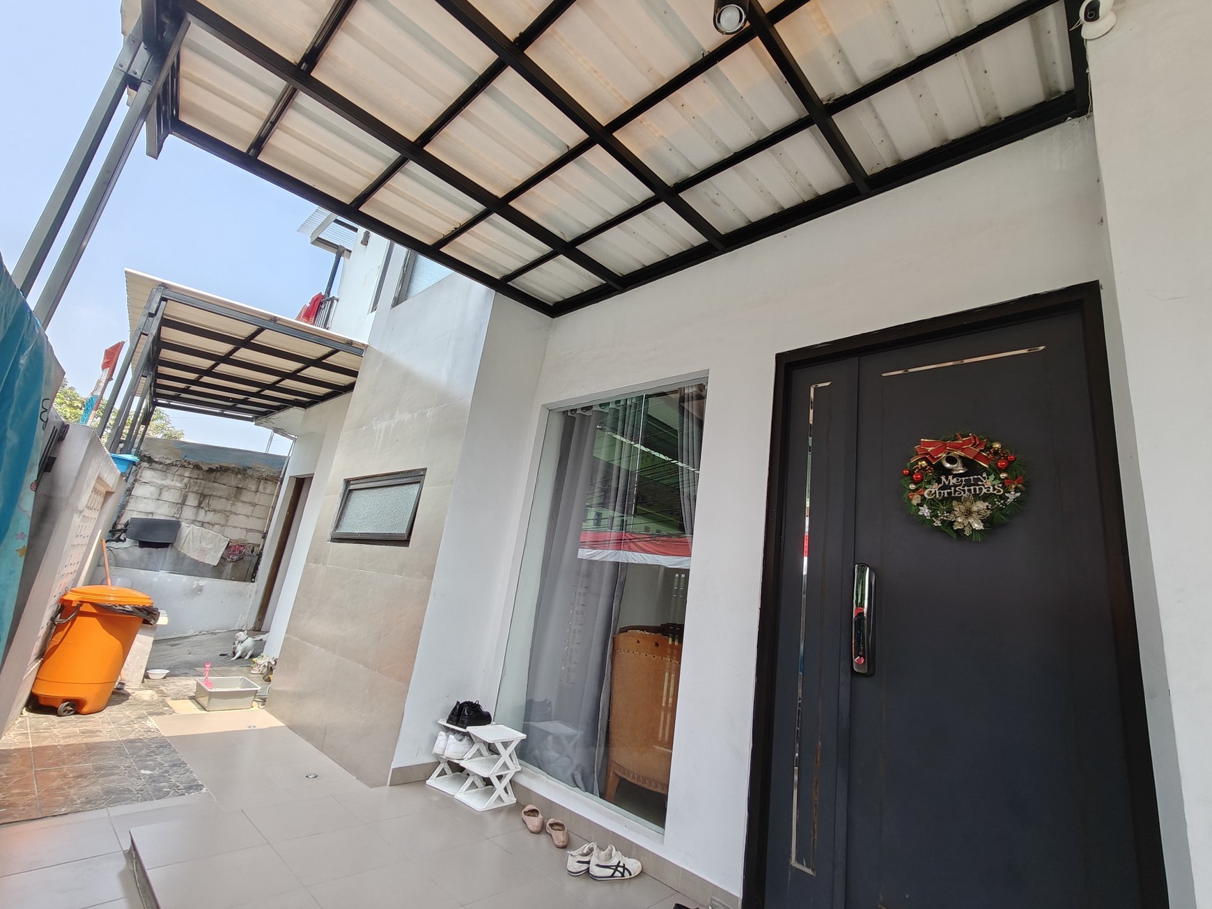 Rumah siap huni 2 lantai dengan 4 kamar tidur daerah Pasar rebo Jakarta Timur