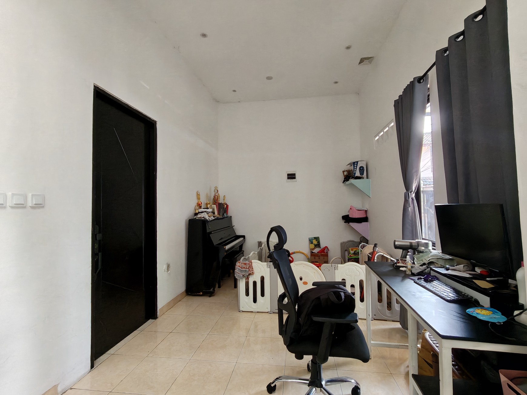 Rumah siap huni 2 lantai dengan 4 kamar tidur daerah Pasar rebo Jakarta Timur