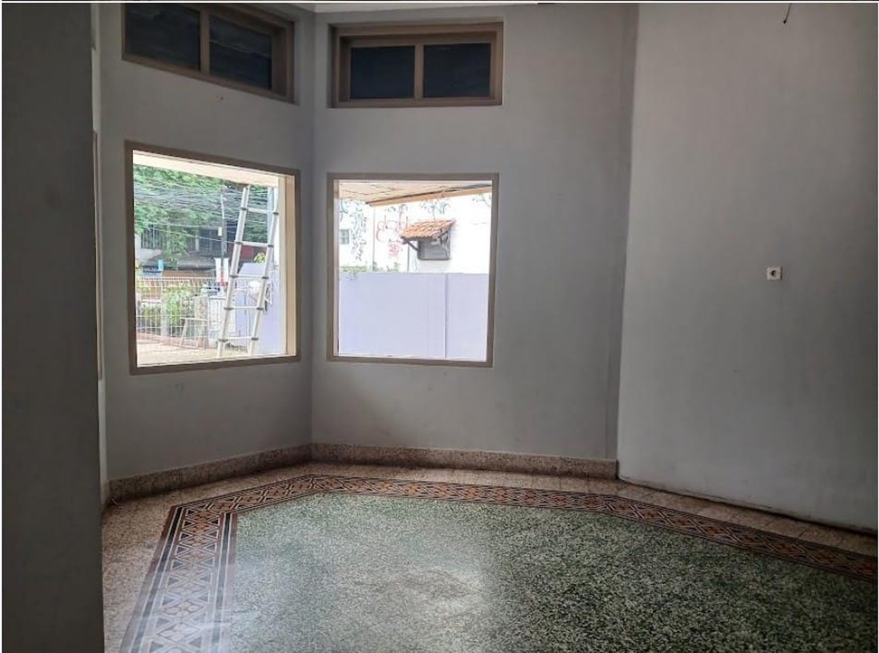 Bangunan 1 lantai ex Resto disewakan di Jalan Letjen Sutoyo, Jalan Poros Propinsi, diantara Hotel Amaris dan Hotel Santika Premiere Malang