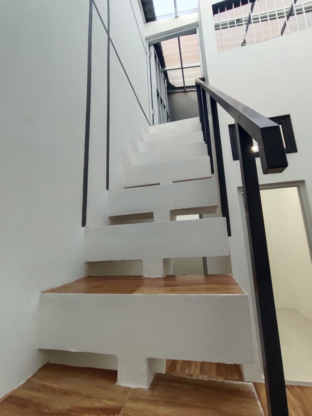Rumah di Ciputat Cantik KT 3+1 KM 2+1 SHM Muat Carport 2 Mobil