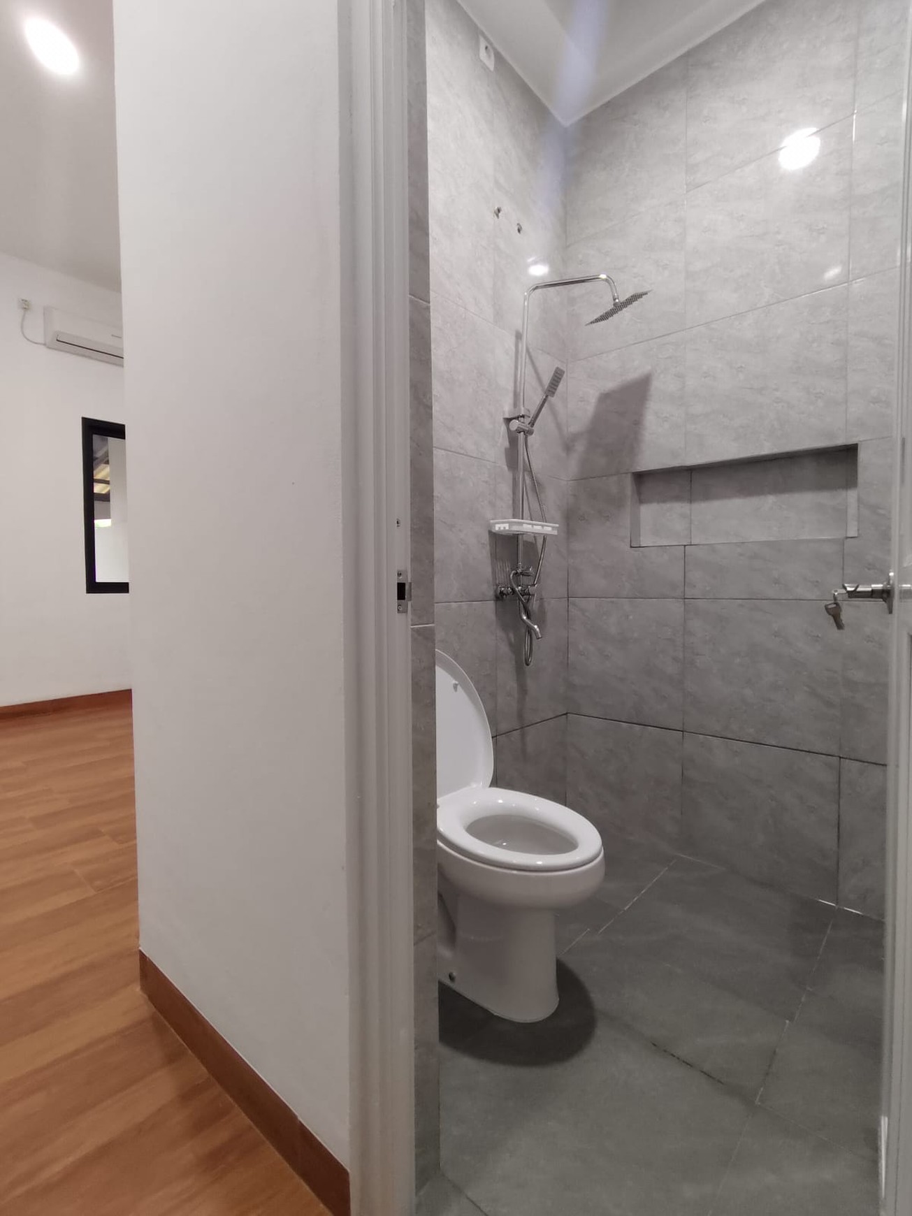 Rumah di Ciputat Cantik KT 3+1 KM 2+1 SHM Muat Carport 2 Mobil