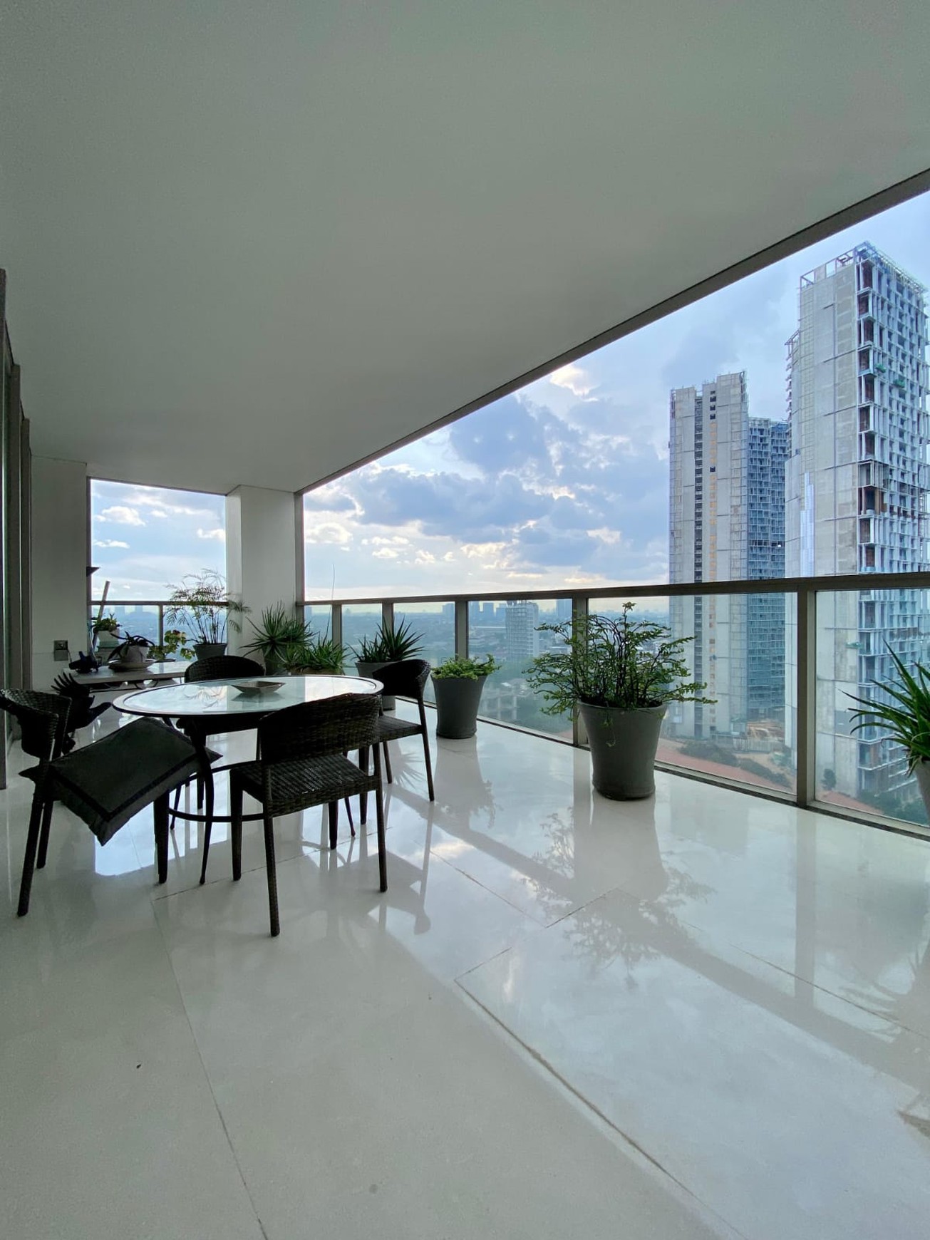 Apartemen Full Furnished Siap Huni di Tengah Kota Lokasi Ramai dan Strategis @Apartemen The Residence Dharmawangsa.