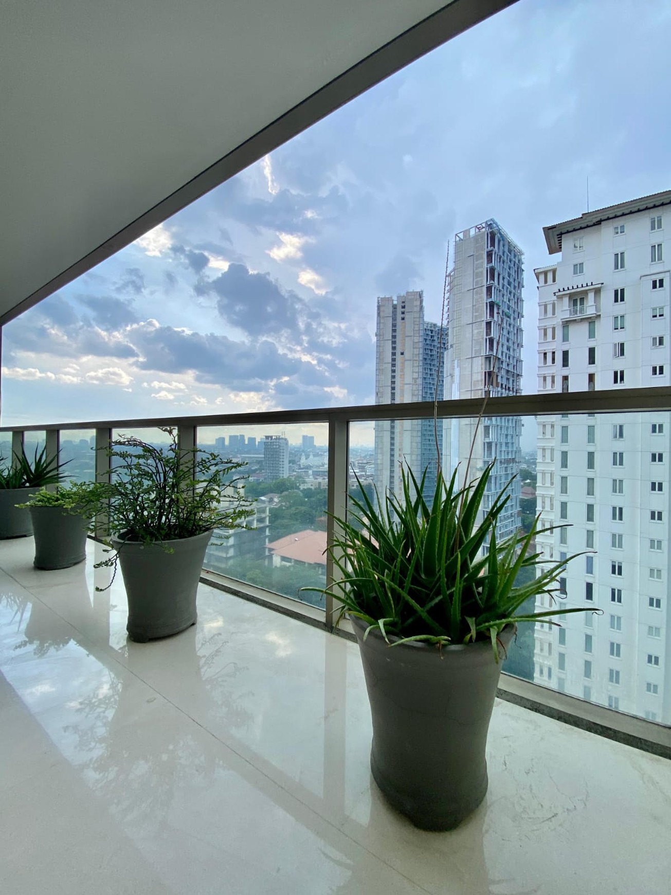 Apartemen Full Furnished Siap Huni di Tengah Kota Lokasi Ramai dan Strategis @Apartemen The Residence Dharmawangsa.