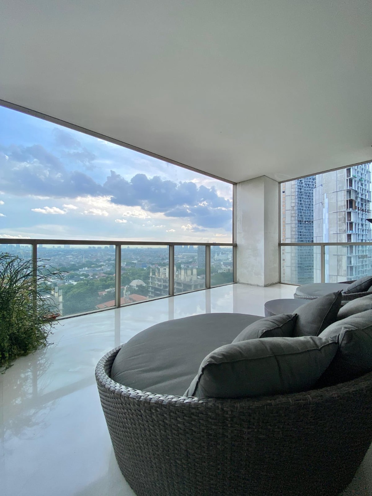 Apartemen Full Furnished Siap Huni di Tengah Kota Lokasi Ramai dan Strategis @Apartemen The Residence Dharmawangsa.
