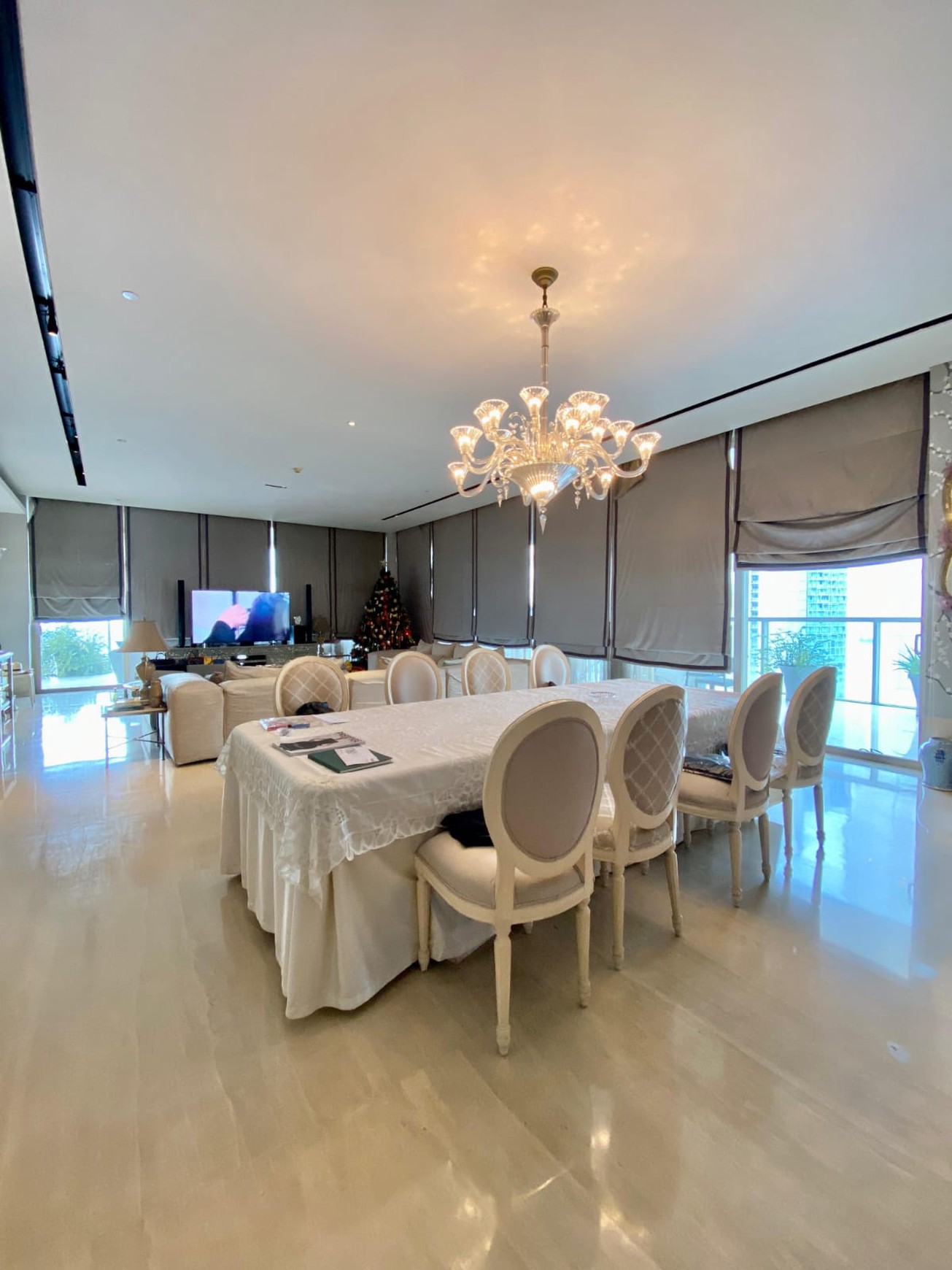 Apartemen Full Furnished Siap Huni di Tengah Kota Lokasi Ramai dan Strategis @Apartemen The Residence Dharmawangsa.
