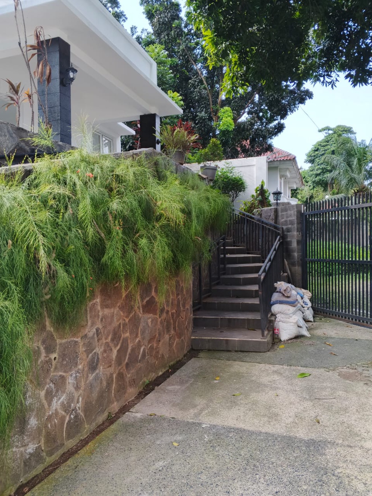 Rumah bagus, Halaman Luas, lokasi strategis di Bintaro Sektor 3