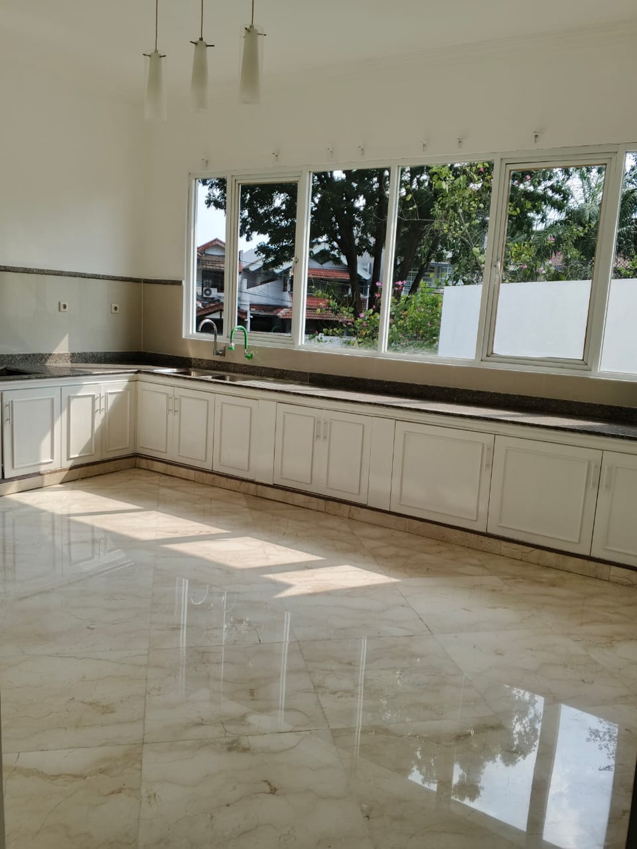 Rumah bagus, Halaman Luas, lokasi strategis di Bintaro Sektor 3