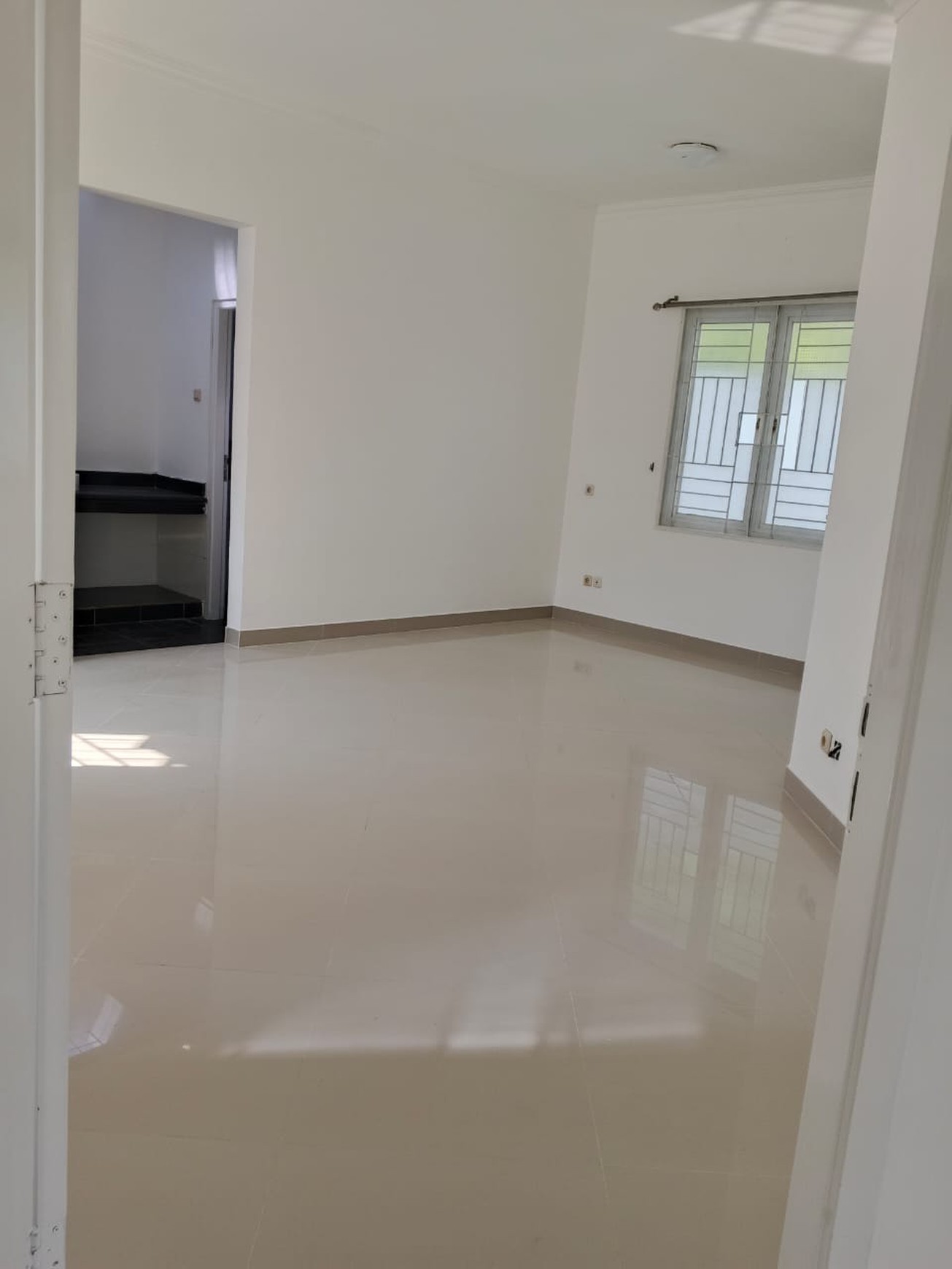 Rumah bagus, Halaman Luas, lokasi strategis di Bintaro Sektor 3