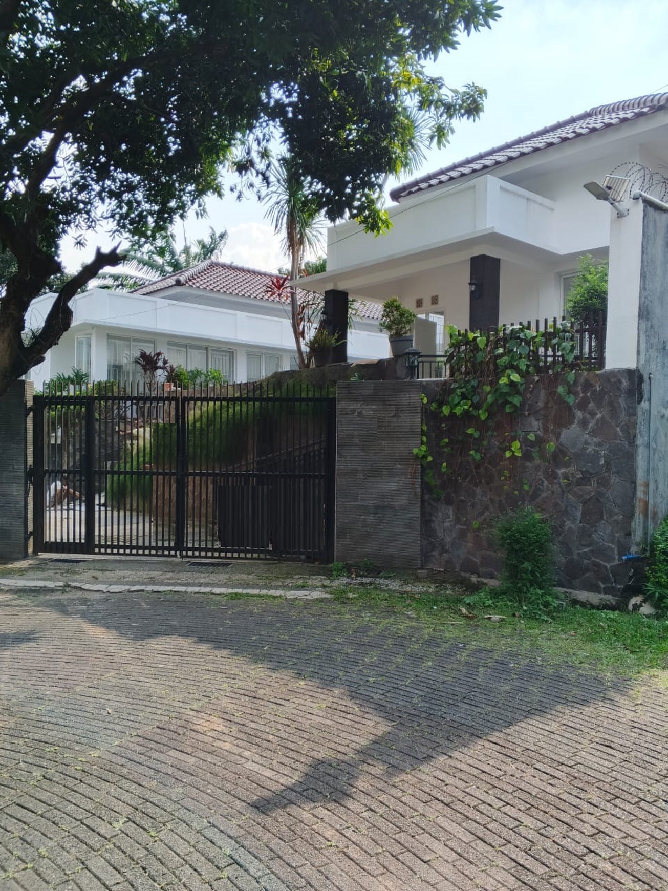 Rumah bagus, Halaman Luas, lokasi strategis di Bintaro Sektor 3