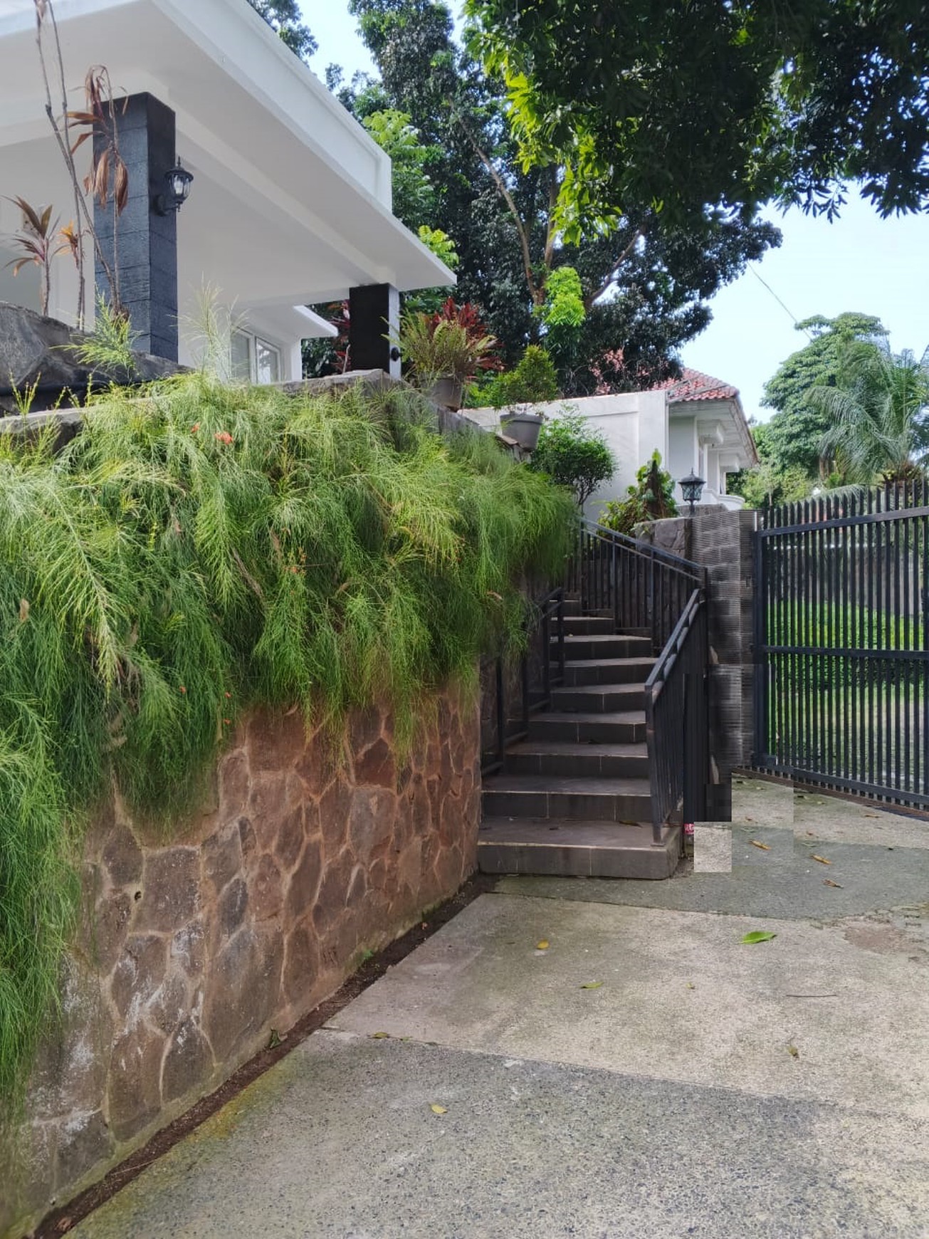 Rumah bagus, Halaman Luas, lokasi strategis di Bintaro Sektor 3