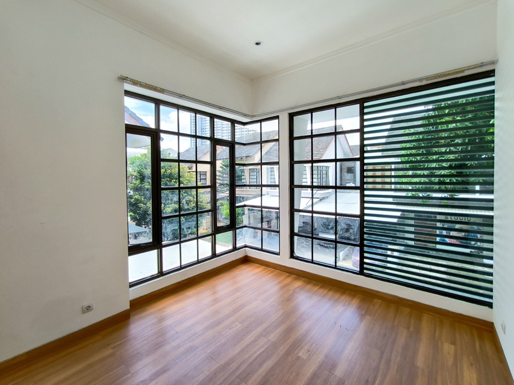 Rumah 2 lantai,jalan lebar di Bintaro Jaya 9