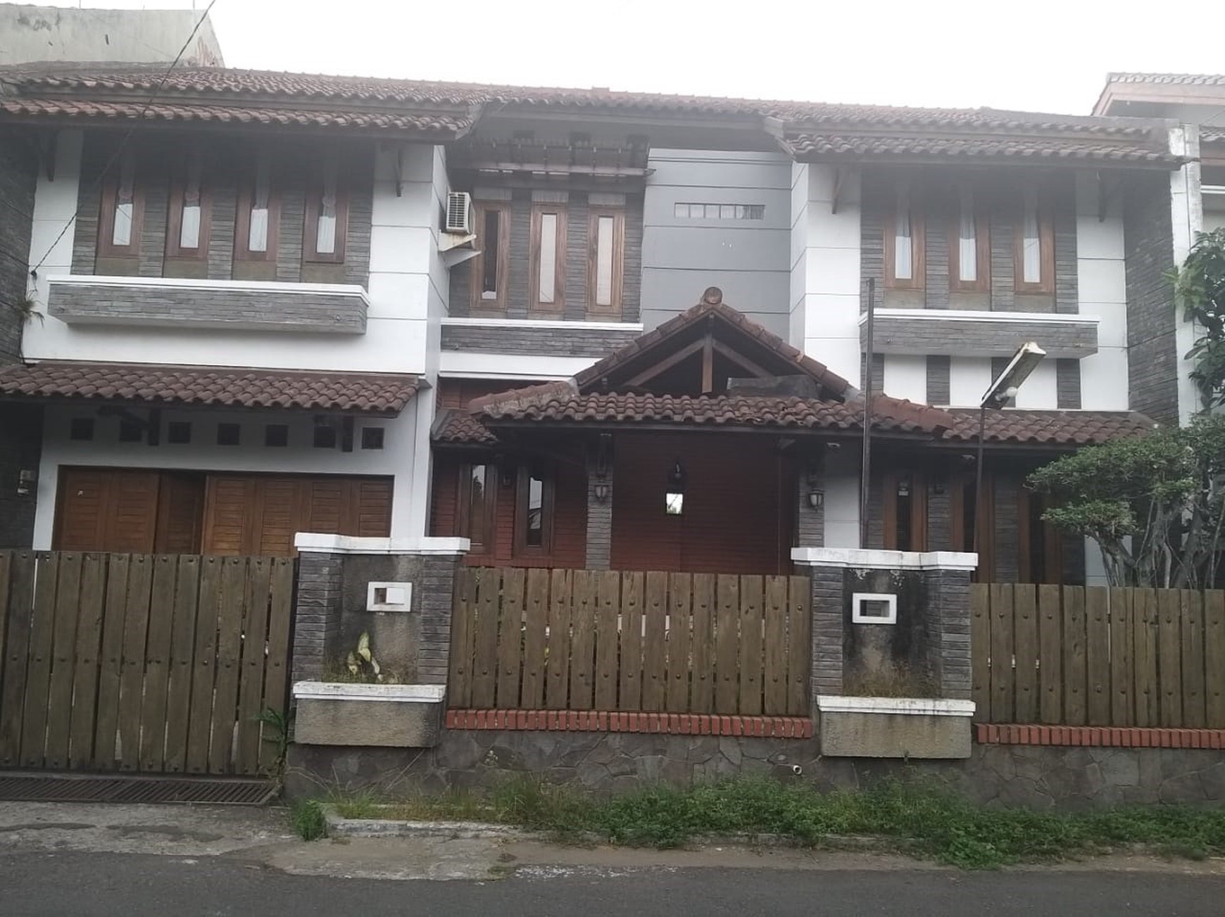 Rumah 2 lantai di Perumahan Parakan Asri, Batununggal