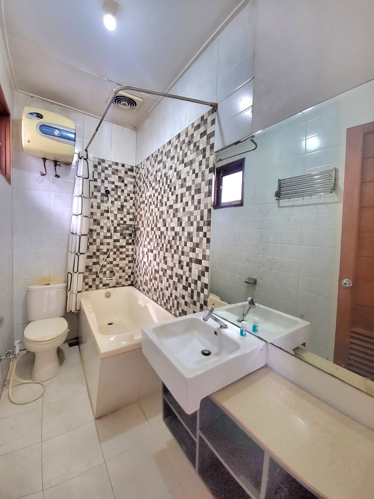 Rumah Bagu Di Emerald Residence Bintaro Jaya Sektor 9